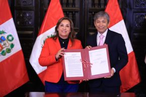 Presidenta de la República, Dina Boluarte Zegarra, y ministro de Economía, José Arista. Foto: Presidencia.