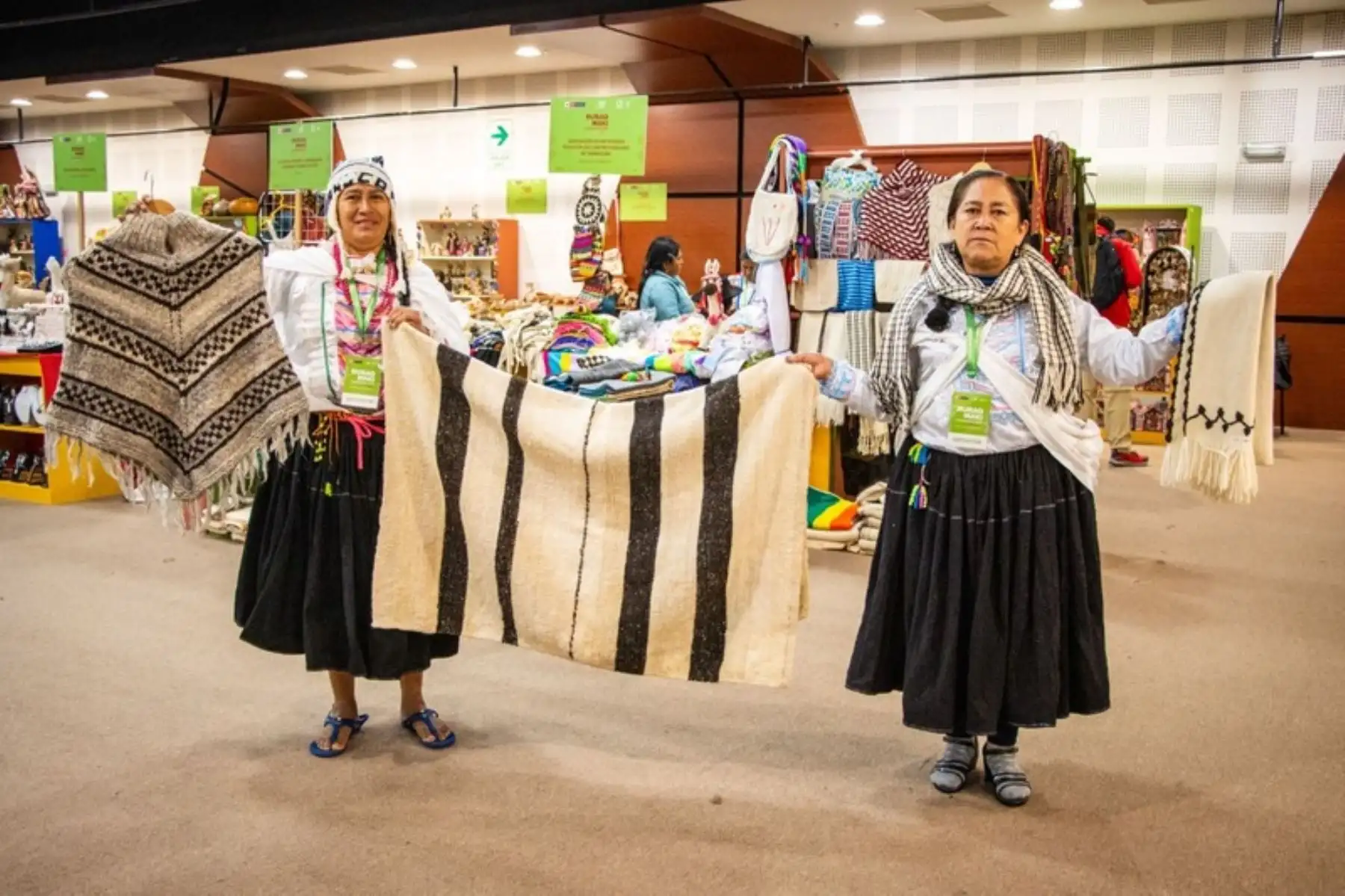 Para estos fríos días de invierno, la Exposición venta de artesanía y arte tradicional, Ruraq maki. Antayetachari Akoki - edición Bicentenario 2024, ofrece una serie de artículos y prendas utilitarias, que ayudarán a mitigar las bajas temperaturas que se registran en los últimos días en Lima y otras regiones del país. Foto: ANDINA/Difusión