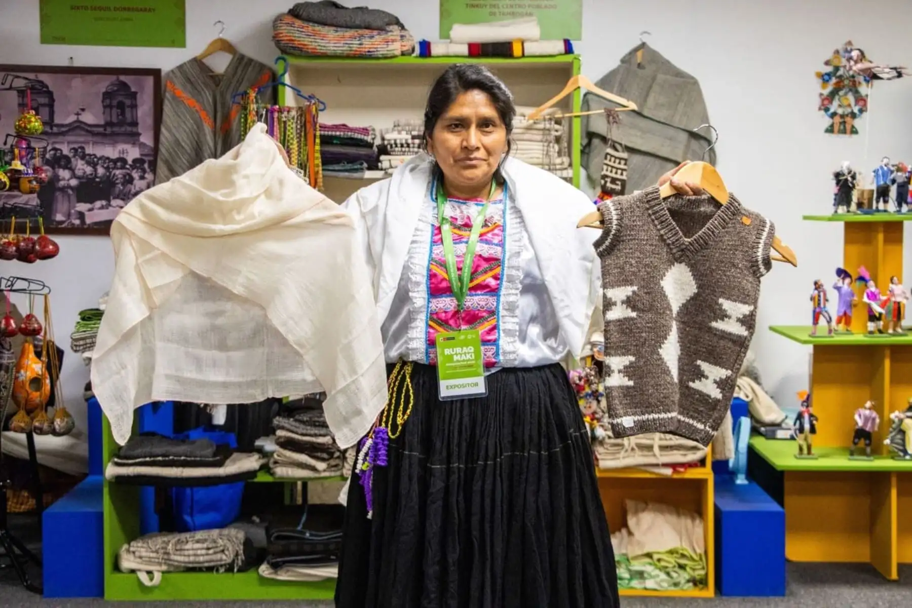 Así, en los ambientes de la Sala Nasca, encontraremos a la señora Betsy Llaza Andía, artesana de Arequipa, que junto a su familia mantiene la tradición de trabajar sus prendas con fibras de baby alpaca y fibras de lana de ovejas. Foto: ANDINA/Difusión
