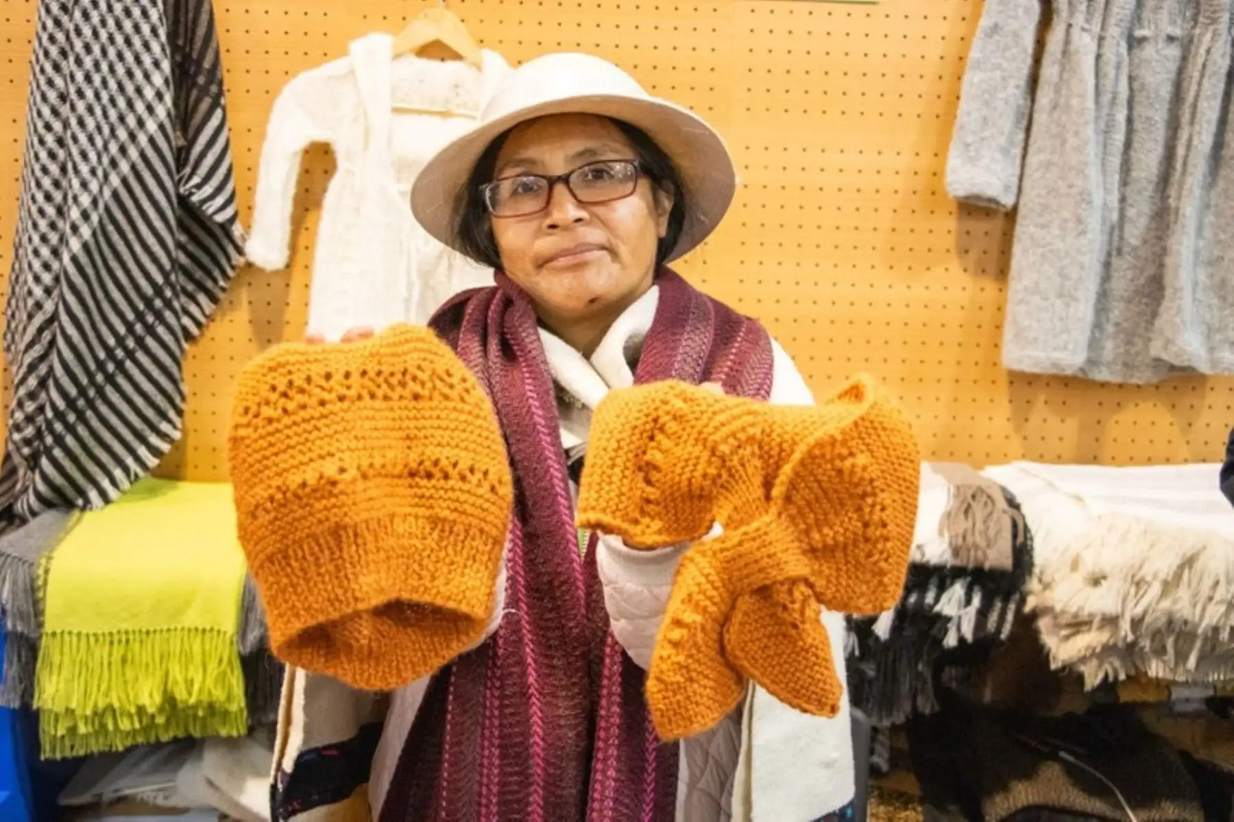 Aquí los visitantes podrán encontrar overoles, chalecos, bufandas, guantes, chullos y gorras, cuyos precios van desde los 25 soles hasta los 125. Cada pieza es única, tejidas a mano, tejidas con palitos y bañadas en tintes naturales. Foto: ANDINA/Difusión