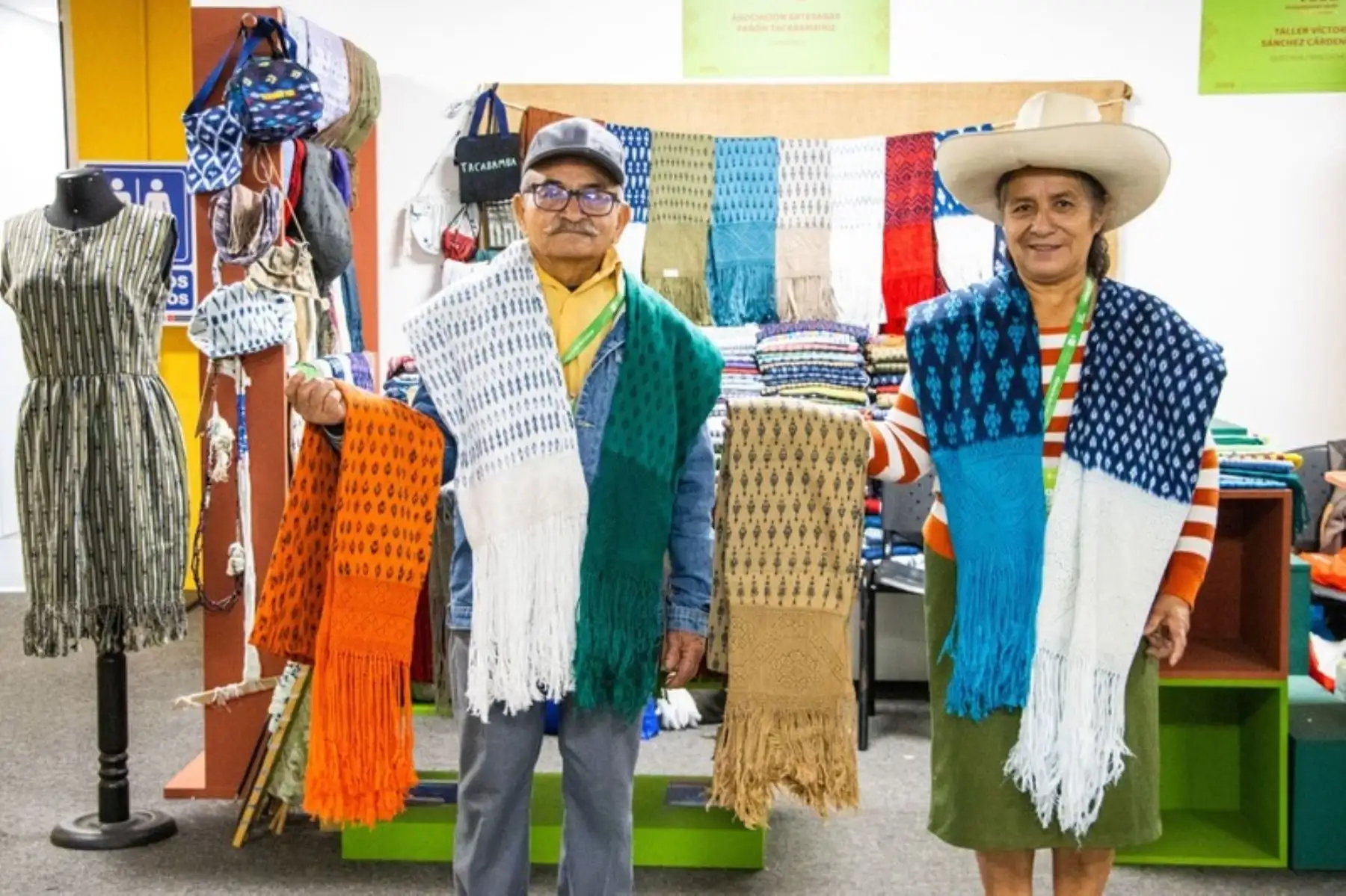Para los adultos mayores, en el stand de don Juan Ascensio, artesano de Junín, se ofrece ponchos, desde los 150 soles; gorros, guantes y mitones desde los 45 soles, con colores vistosos que provienen desde el centro del país. Foto: ANDINA/Difusión