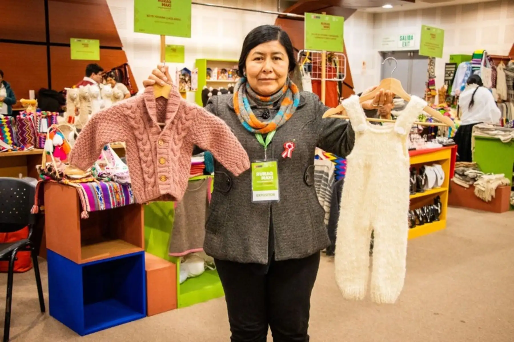 El arte textil cusqueño también está presente en la exposición venta de artesanía tradicional más grande del Perú. La Asociación Qori Qente Pallay de Calca – Cusco, presenta sus tradicionales ponchos que son muy pedidos por el público limeño.  Foto: ANDINA/Difusión