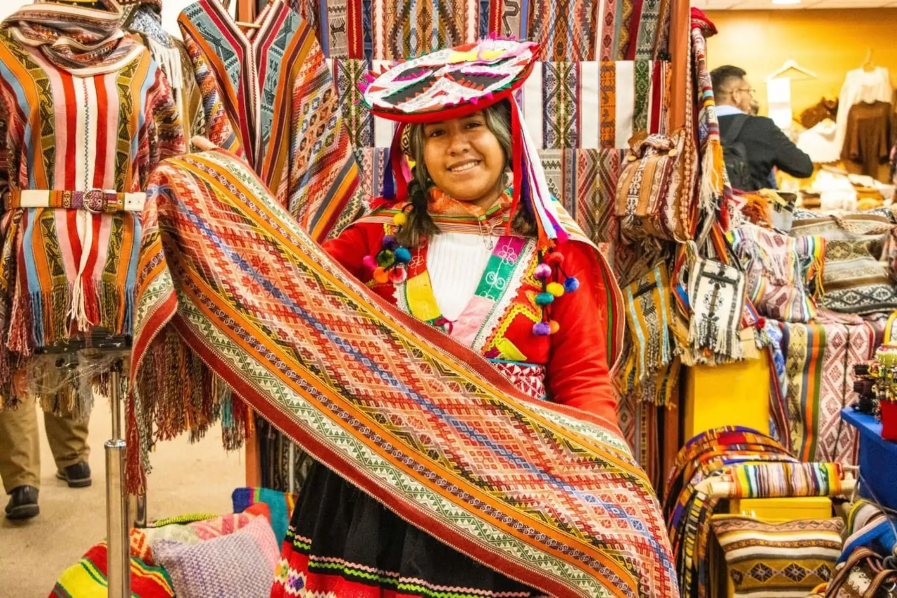 La maestra Evangelina Gutiérrez, en esta ocasión, también trajo hermosos centros de mesa y cubrecamas que van desde los 80 soles a los 2500. Foto: ANDINA/Difusión