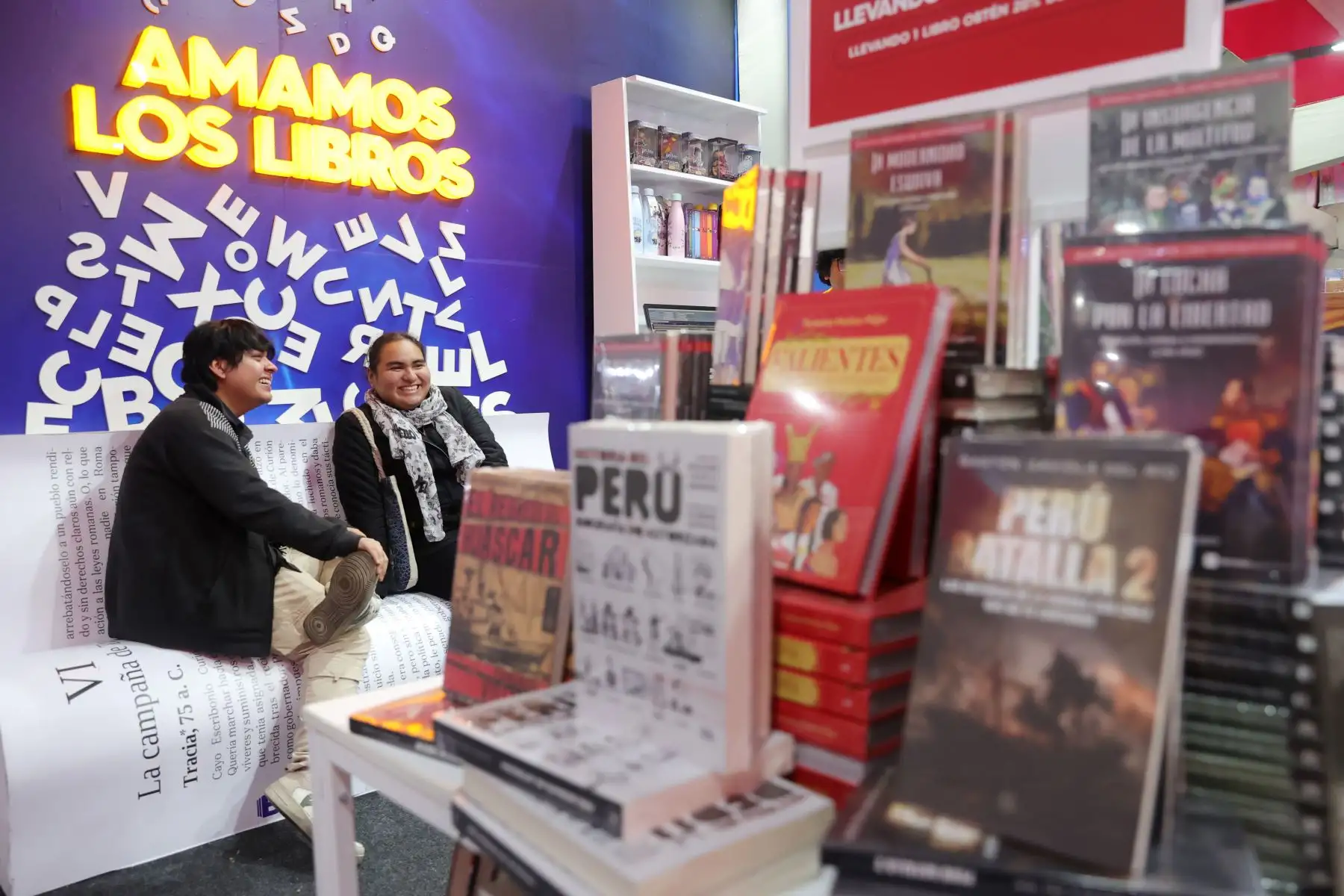 Feria del Libro continúa su jornada con la asistencia de un gran número de lectores de todas las edades. Foto: ANDINA/Melina Mejía