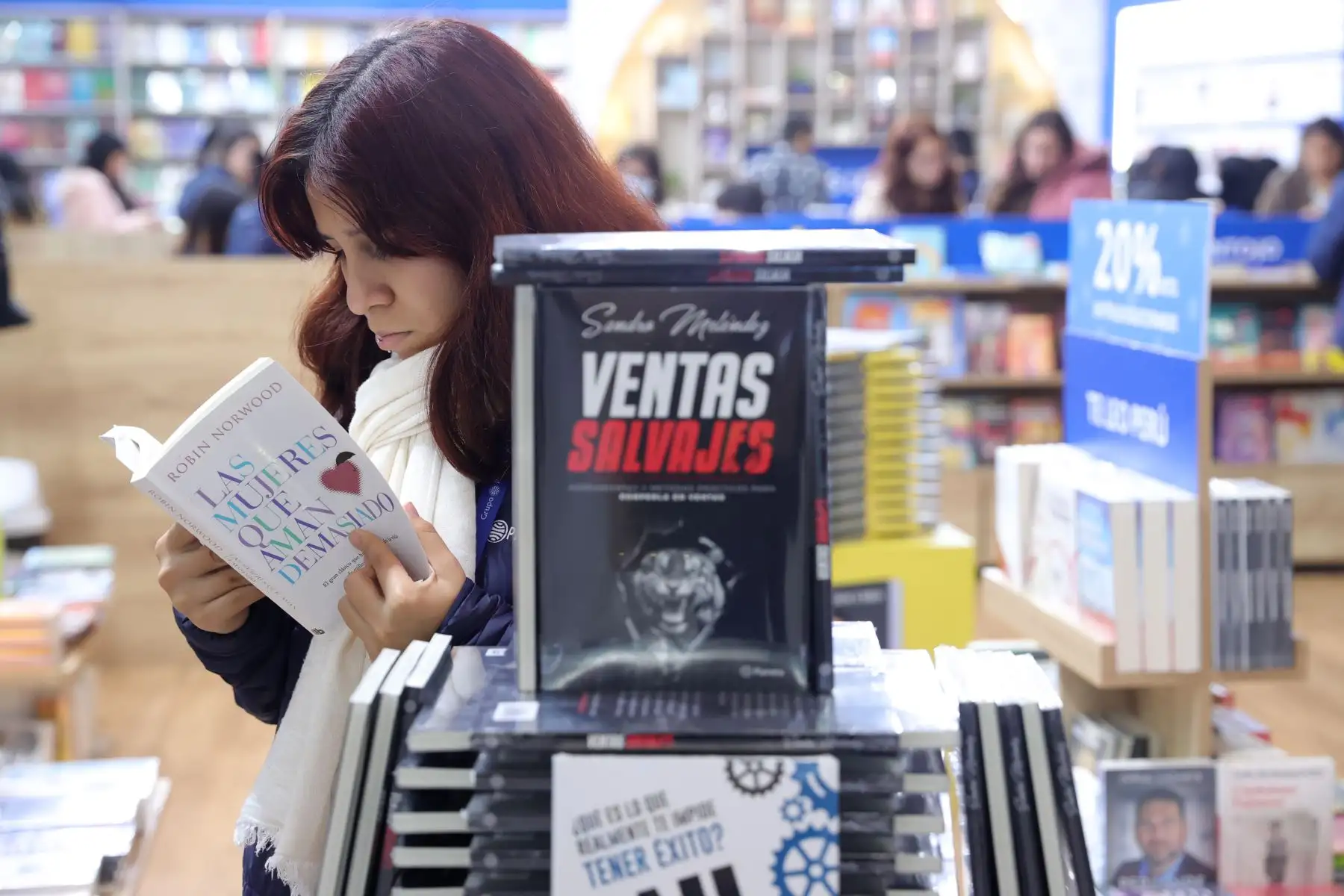 Lectores buscan las ediciones favoritas de sus libros en la FIL 2024. Foto: ANDINA/Melina Mejía