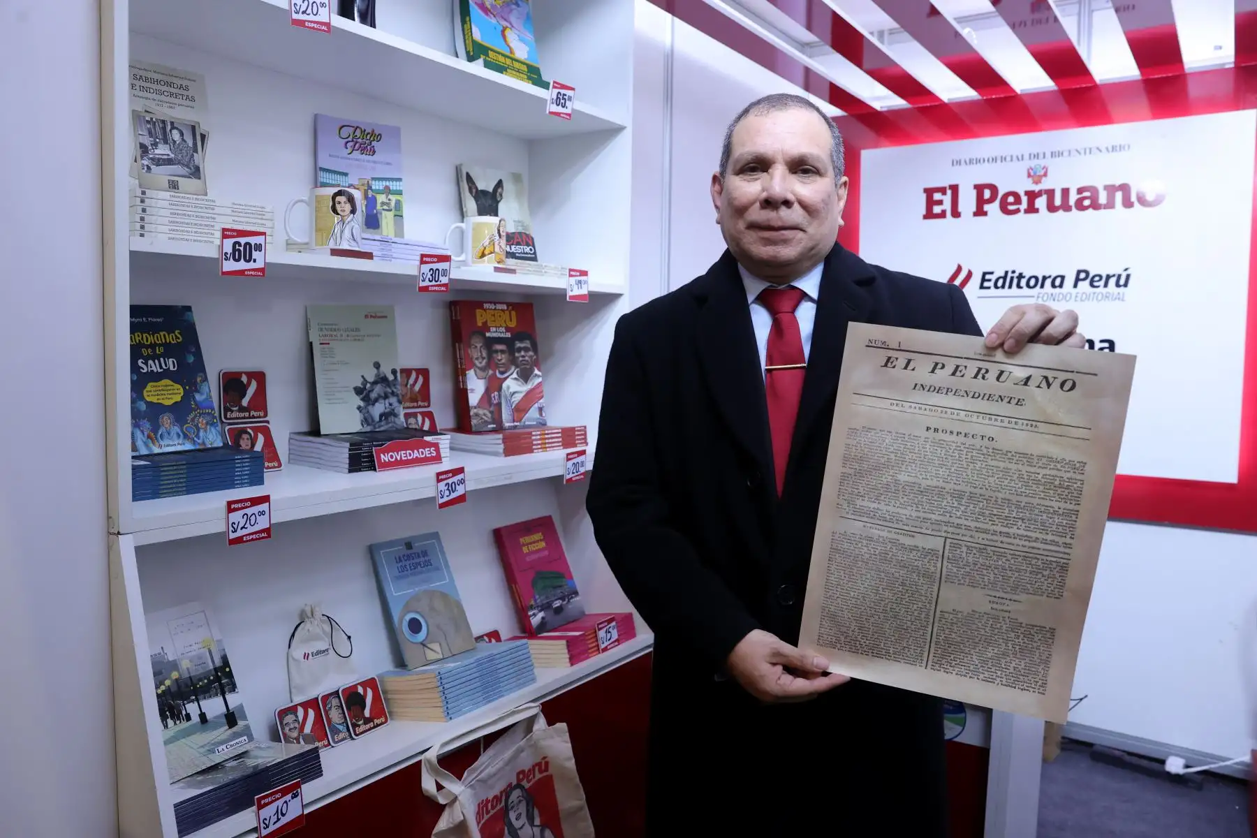 El presidente del Poder Judicial, Javier Arévalo visitó el stand de Editora Perú en la Feria del Libro. Foto: ANDINA/Melina Mejía