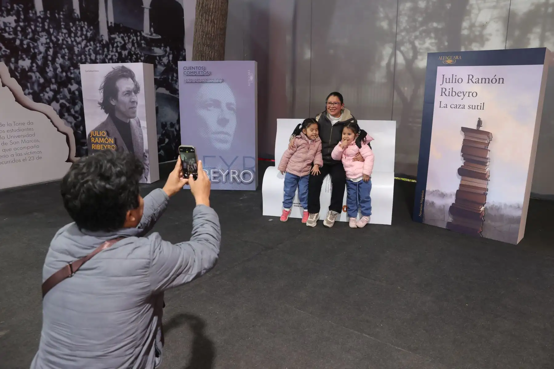 Portadas de libros de Julio Ramón Ribeyro sirven como fondos para que el publico pueda fotografiarse. Foto: ANDINA/Melina Mejía