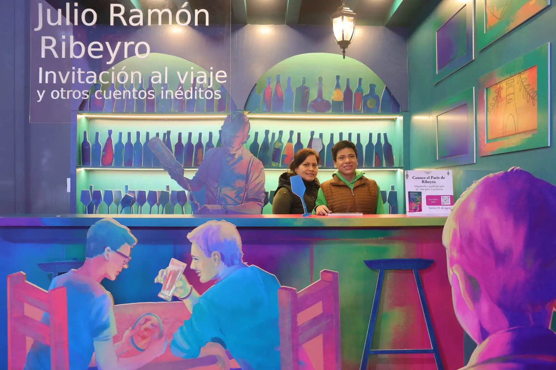 La portada del nuevo libro de Julio Ramón Ribeyro sirve como fondo para que el publico asistente se haga fotografías. Foto: ANDINA/Melina Mejía