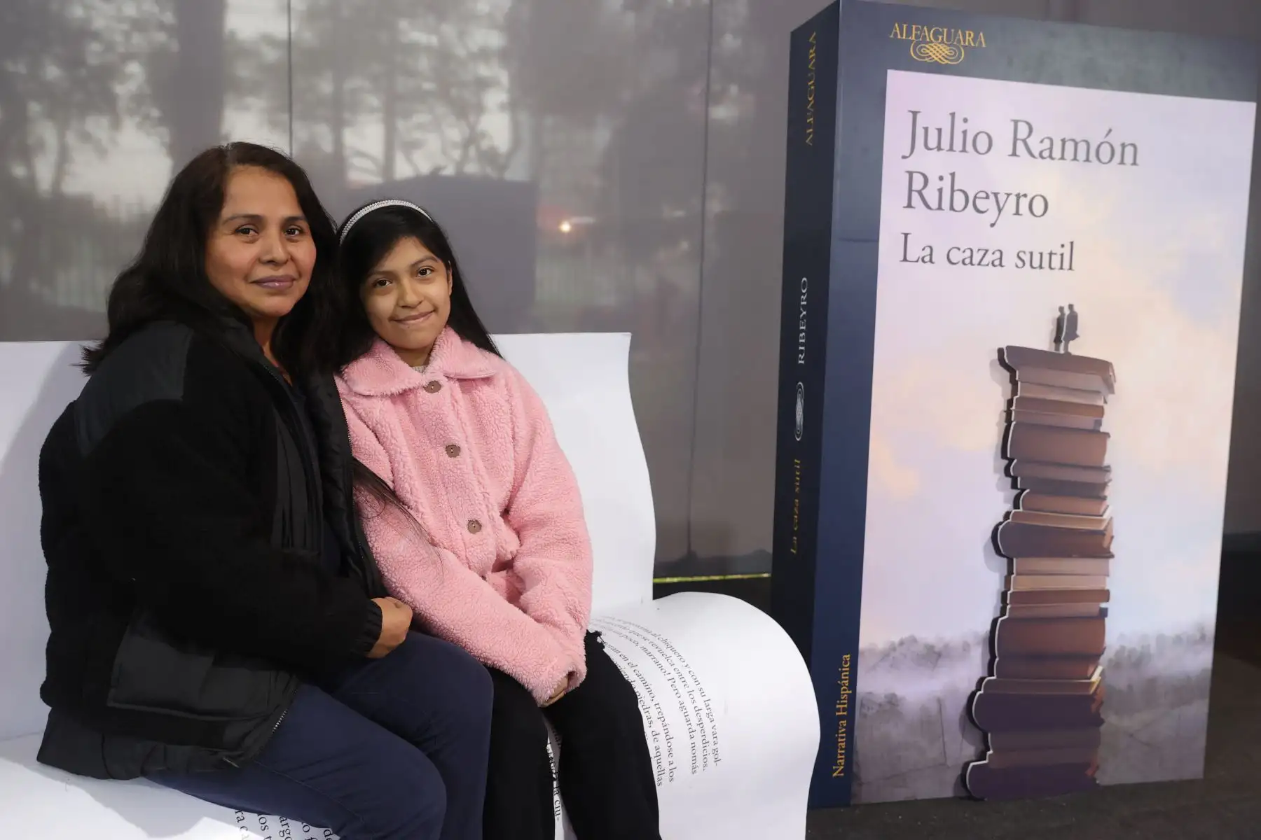 En la muestra de Julio Ramón Ribeyro el publico puede tomarse fotos  con las portadas de sus libros. Foto: ANDINA/Melina Mejía