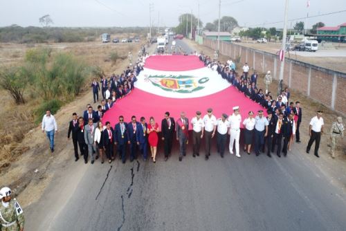 El tradicional paseo de la bandera nacional llegó a la plaza principal de la provincia de Zarumilla.