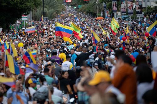 Simpatizantes del opositor Edmundo González Urrutia participan en su cierre de campaña en Caracas. Foto: EFE.
