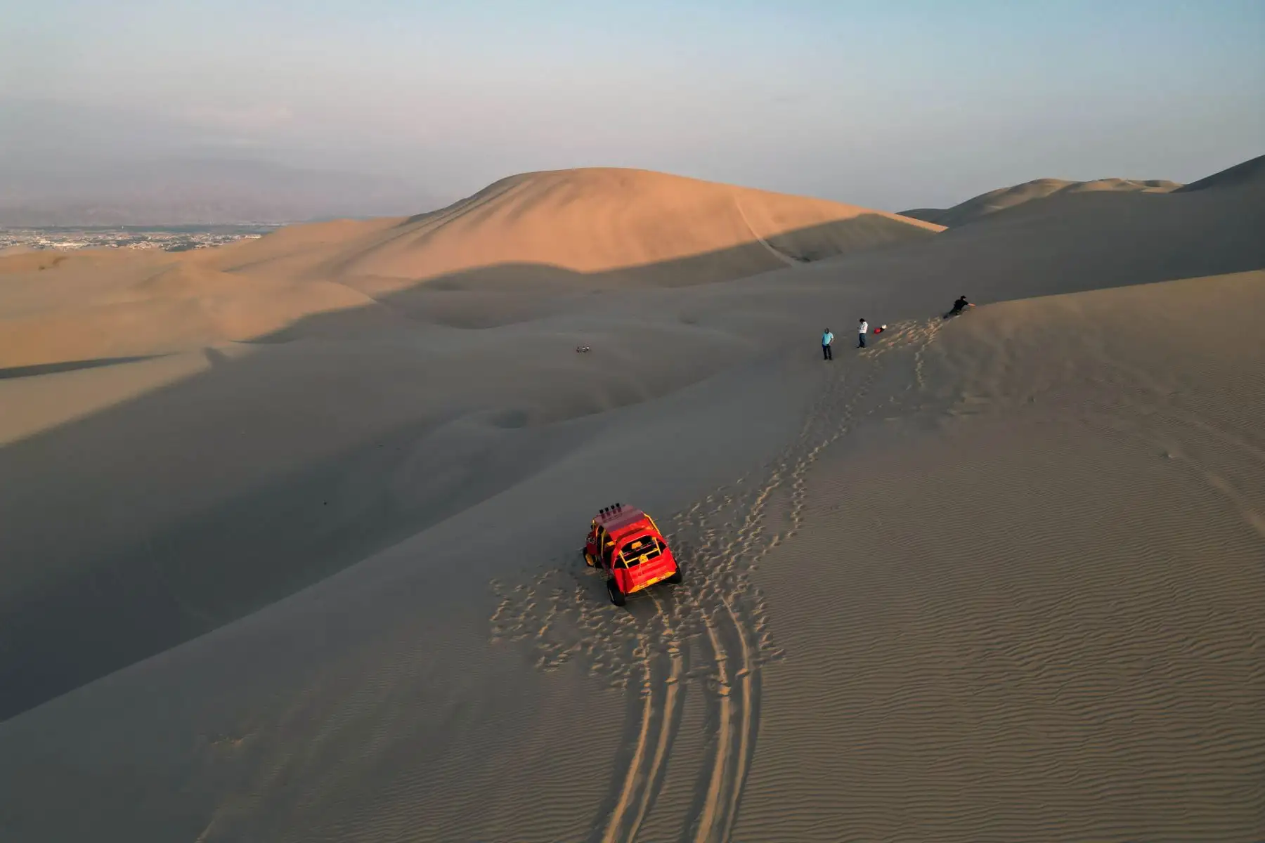 En Ica, el oasis de Huacachina y sus extensas dunas atraen a los turistas nacionales y extranjeros para la práctica de deportes de aventura, como el sandboarding y el parapente. Foto: Genry Bautista