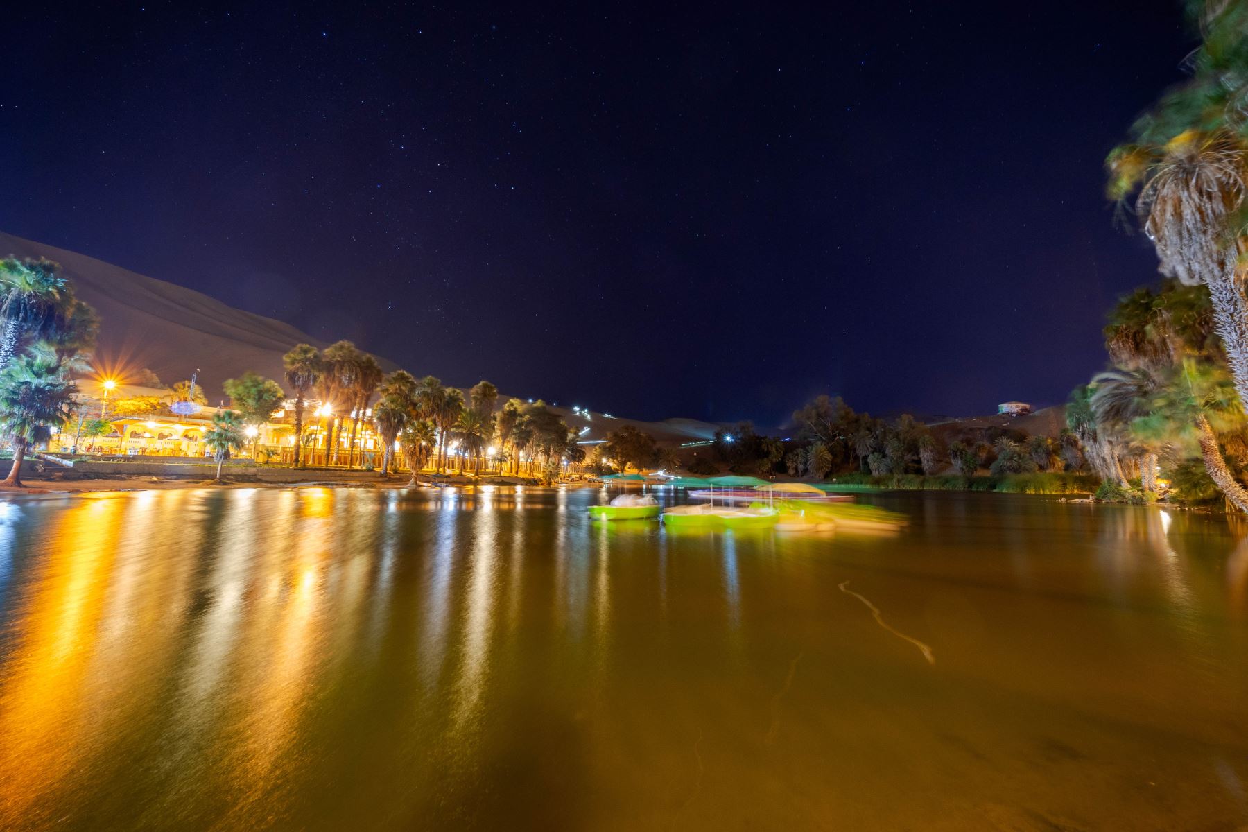 En Ica, el oasis de Huacachina y sus extensas dunas atraen a los turistas nacionales y extranjeros para la práctica de deportes de aventura, como el sandboarding y el parapente. Foto: Genry Bautista