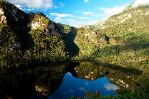 La laguna de los Cóndores, ubicada en Amazonas, es un impresionante espejo de agua que destaca por su belleza y es uno de los atractivos que debemos conocer los peruanos.