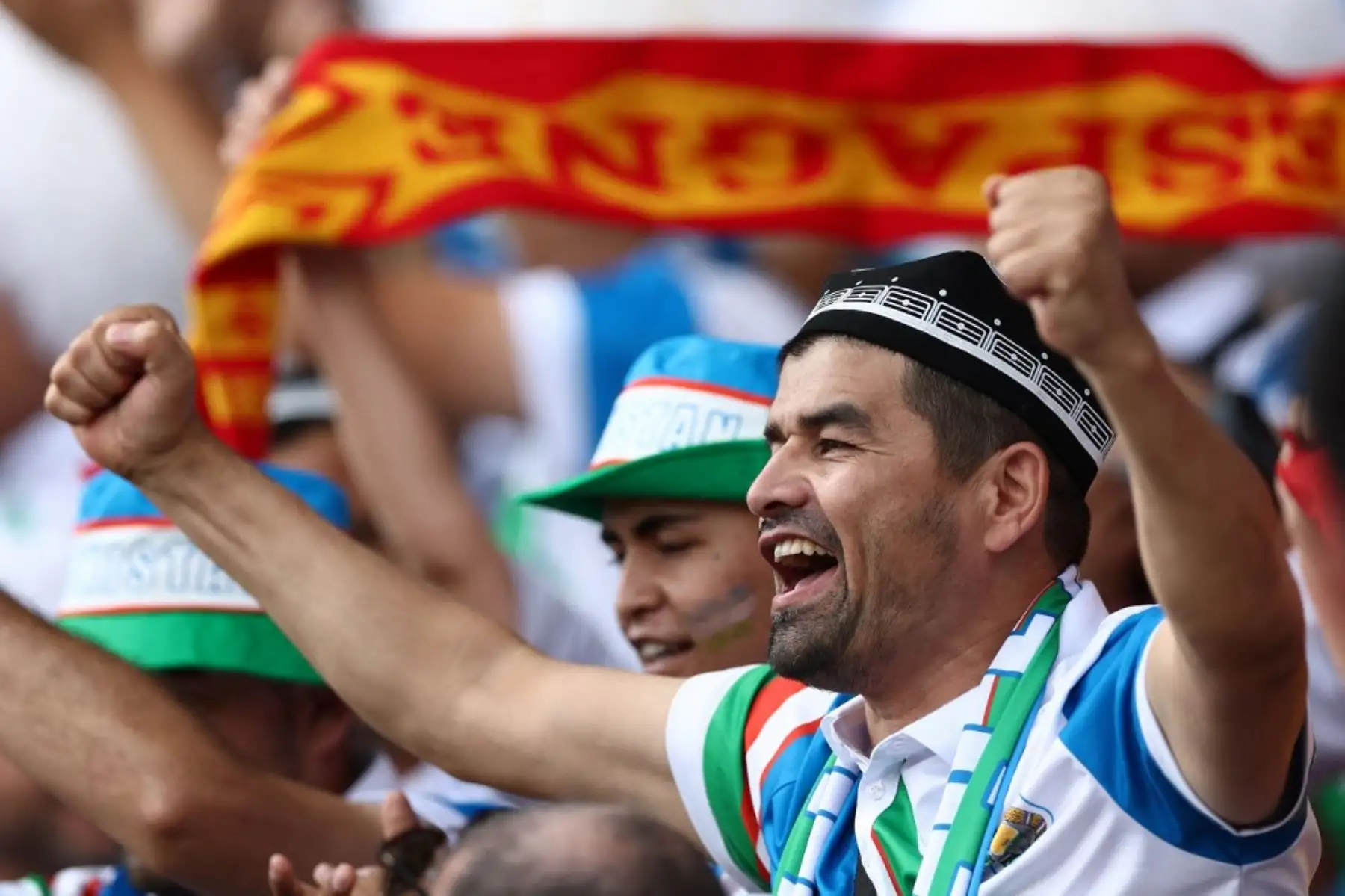 Un aficionado de Uzbekistán alienta a su equipo durante el partido de fútbol masculino del grupo C entre Uzbekistán y España de los Juegos Olímpicos de París 2024 en el Parque de los Príncipes  el 24 de julio de 2024. Foto: AFP