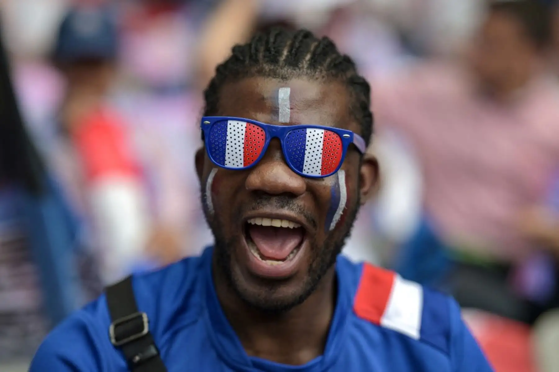 Los aficionados llegan antes de los partidos de rugby sevens masculino durante los Juegos Olímpicos de París 2024 en el Stade de France en Saint-Denis el 24 de julio de 2024. Foto: AFP