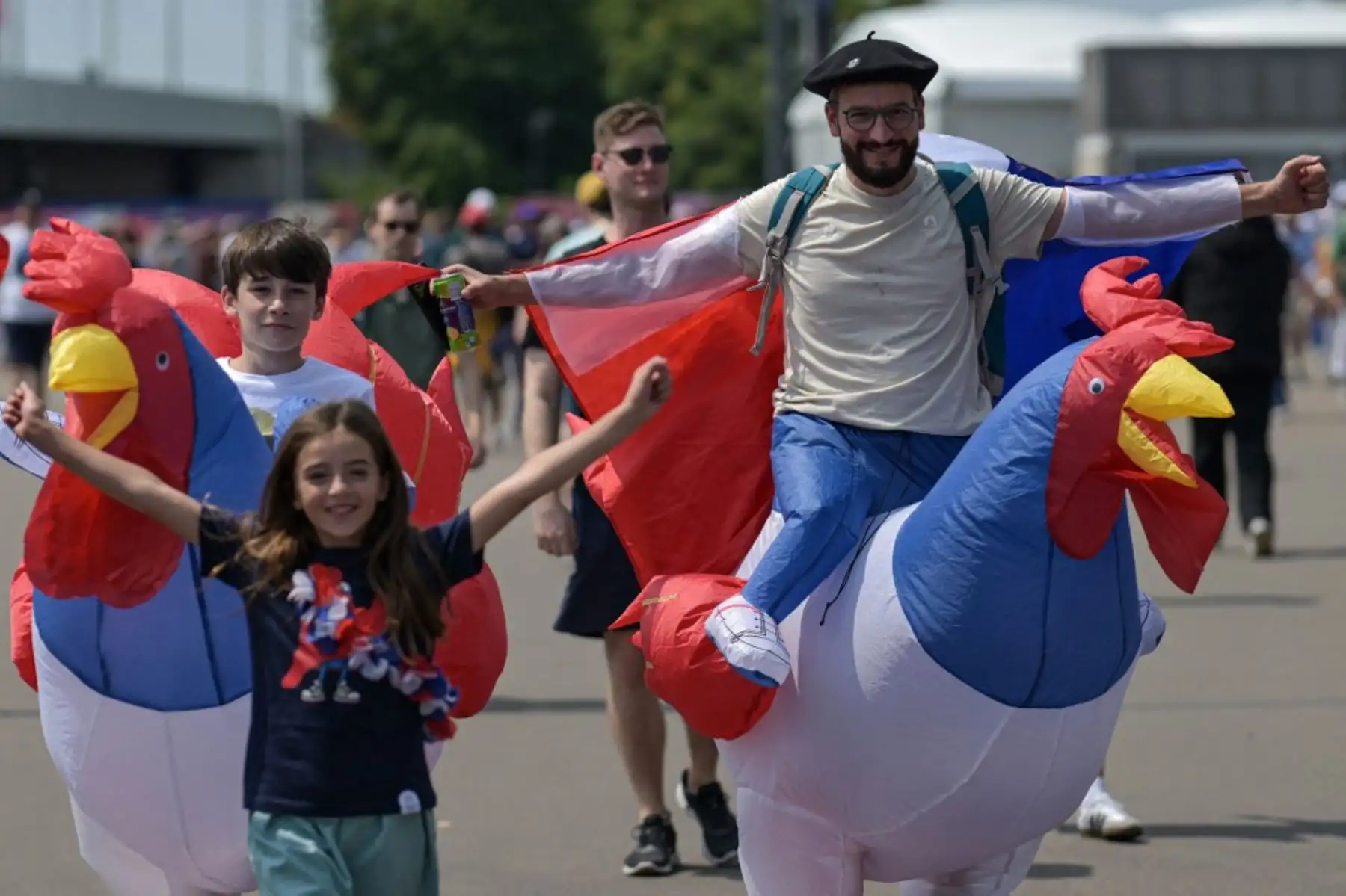 Aficionados franceses llegan antes de los partidos de rugby masculino durante los Juegos Olímpicos de París 2024 en el Stade de France en Saint-Denis el 24 de julio de 2024. Foto: AFP