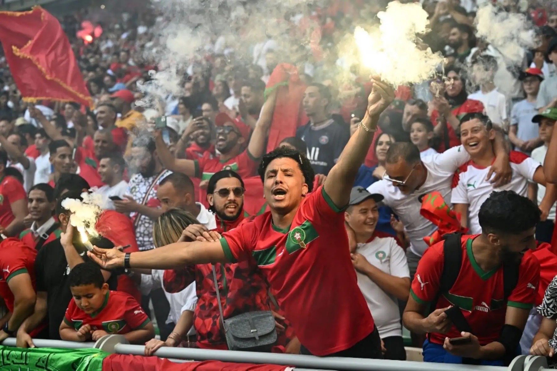 Aficionados marroquíes celebran después de que su selección abrió el marcador en el partido de fútbol masculino del grupo B entre Argentina y Marruecos durante los Juegos Olímpicos de París 2024 en el Estadio Geoffroy-Guichard en Saint-Etienne el 24 de julio de 2024. Foto: AFP