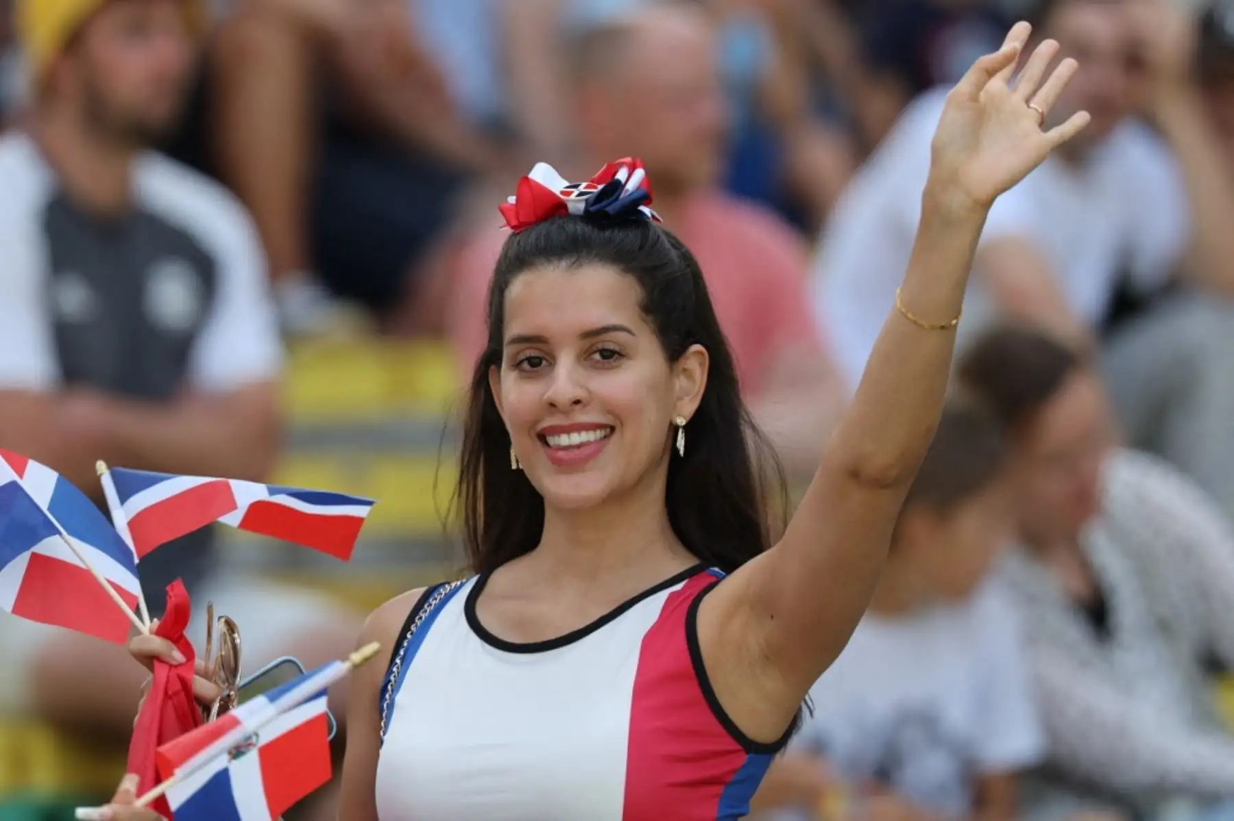 Una aficionada dominicana posa para una fotografía antes del partido de fútbol masculino del grupo C entre Egipto y República Dominicana en los Juegos Olímpicos de París 2024 en el Estadio La Beaujoire en Nantes el 24 de julio de 2024. Foto: AFP