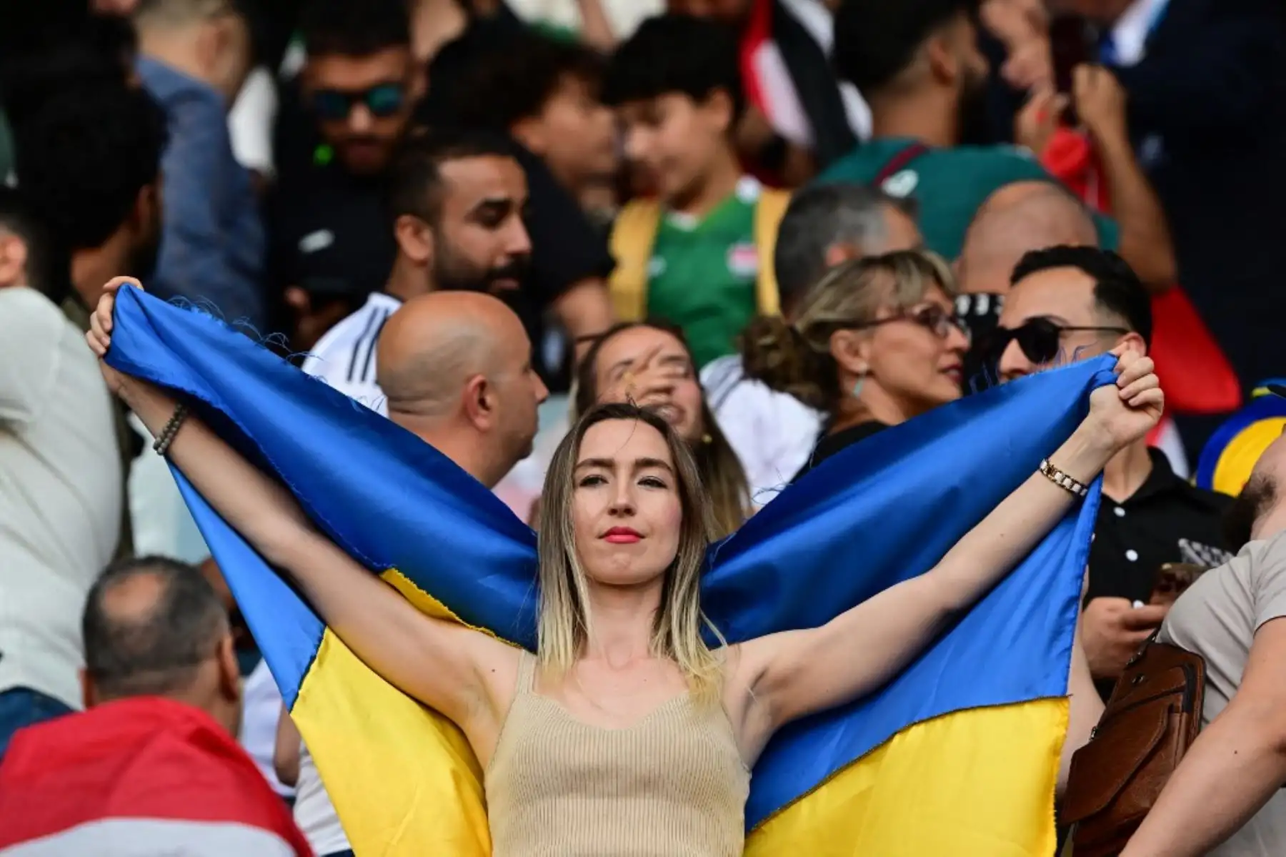 Una ucraniana sostiene una bandera antes del partido de fútbol masculino del grupo B entre Irak y Ucrania durante los Juegos Olímpicos de París 2024 en el Estadio de Lyon el 24 de julio de 2024. Foto: AFP