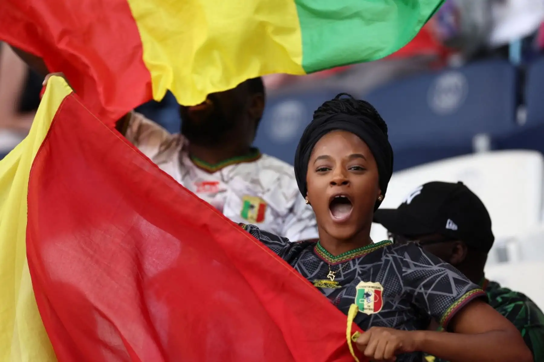 Un hincha de Mali ondea una bandera de su país antes del inicio del partido de fútbol masculino del grupo D entre Mali e Israel  en los Juegos Olímpicos de París 2024 en el Parque de los Príncipes  el 24 de julio de 2024. Foto: AFP