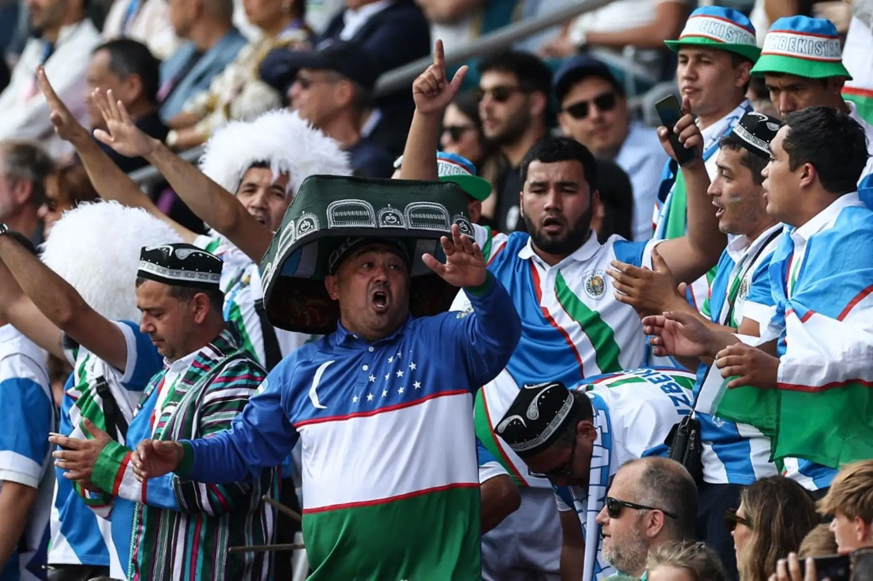 Hinchas de Uzbekistán animan a su selección durante el partido de fútbol masculino del grupo C entre Uzbekistán y España de los Juegos Olímpicos de París 2024 en el Parque de los Príncipes el 24 de julio de 2024. Foto: AFP