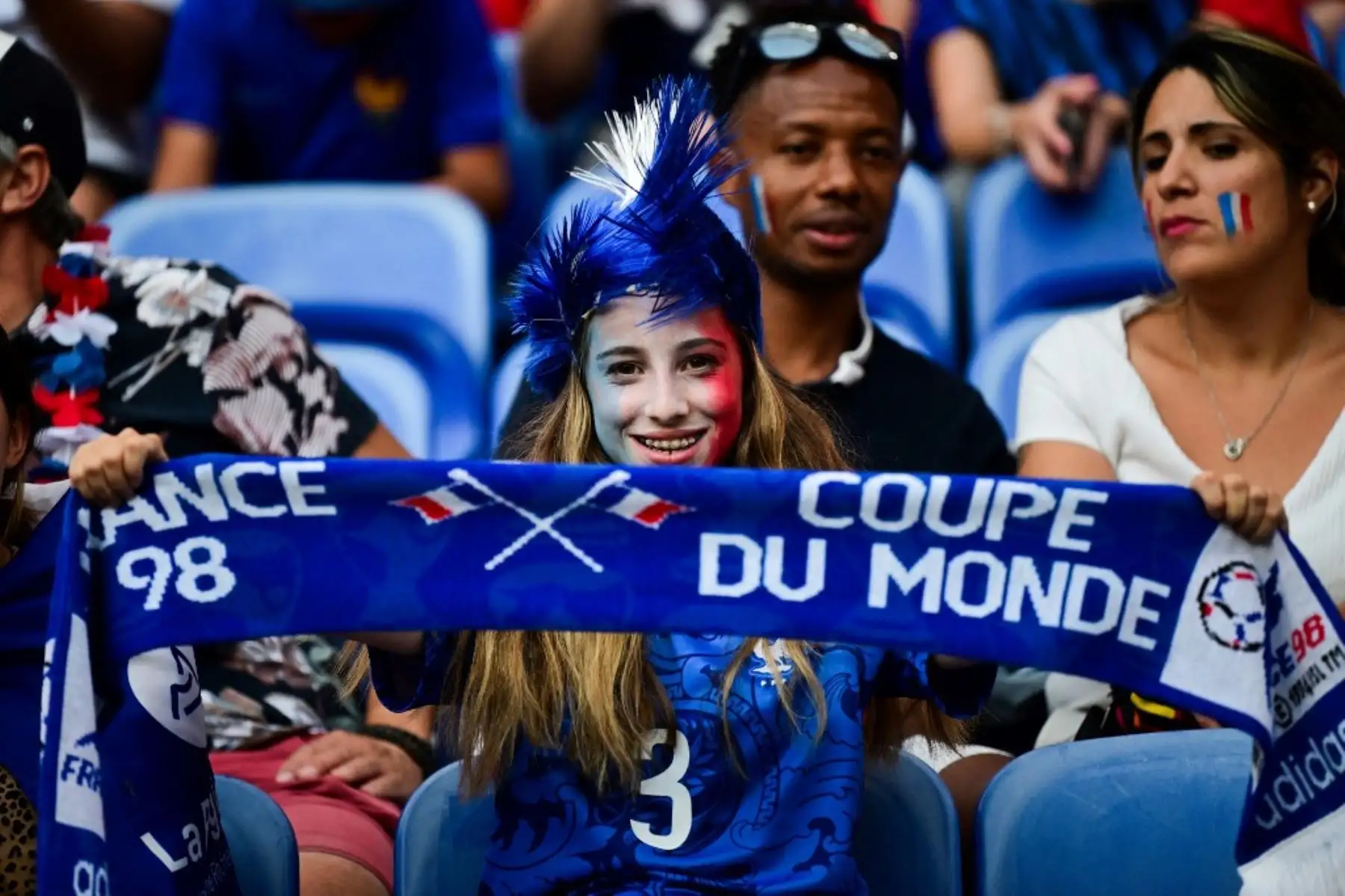 Una aficionada francesa sostiene una bufanda antes del partido de fútbol femenino del grupo A entre Francia y Colombia durante los Juegos Olímpicos de París 2024 en el Estadio de Lyon  el 25 de julio de 2024. Foto: AFP