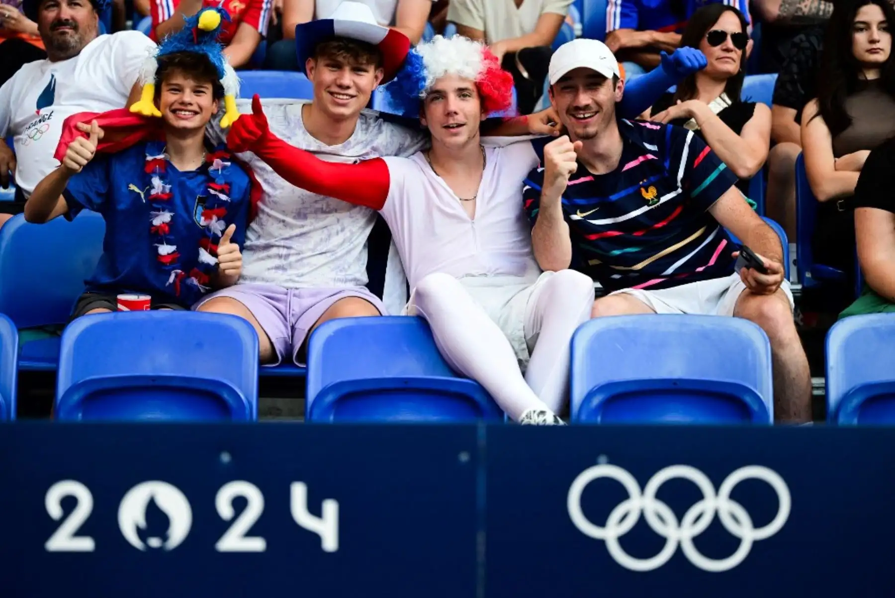 Aficionados franceses alientan a su selección antes del partido de fútbol femenino del grupo A entre Francia y Colombia en los Juegos Olímpicos de París 2024 en el Estadio de Lyon el 25 de julio de 2024. Foto: AFP