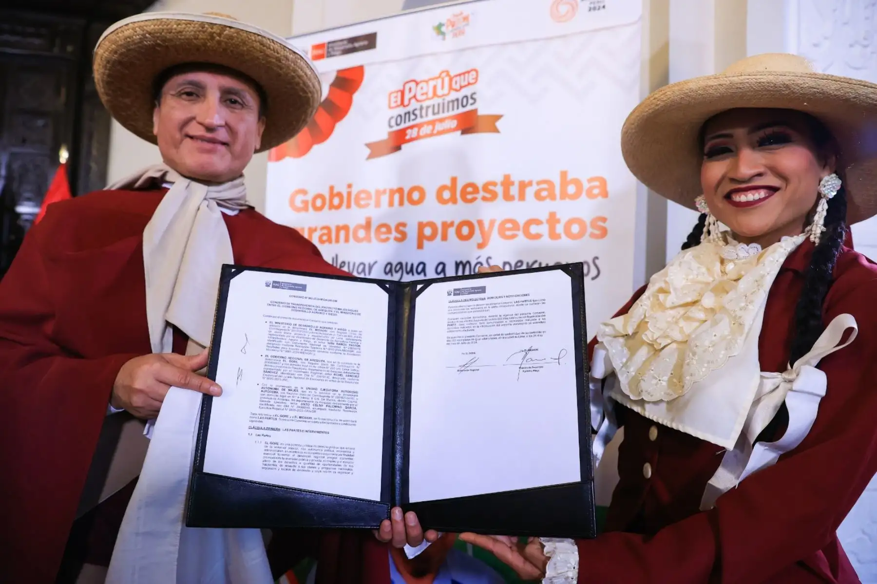 La presidenta Dina Boluarte participa en la ceremonia de suscripción de convenio para la transferencia del proyecto Majes Siguas al Gobierno central. Foto: ANDINA/Prensa Presidencia