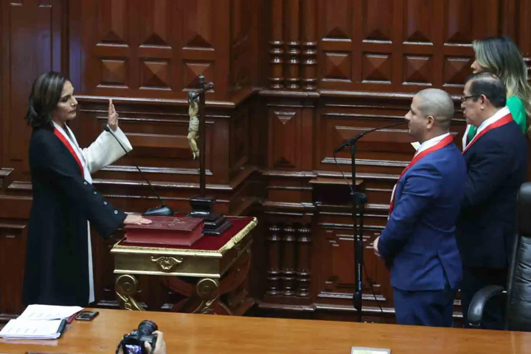 El congresista Eduardo Salhuana Cavides, de la bancada Alianza para el Progreso (APP), fue electo presidente del Parlamento durante el periodo anual de sesiones 2024-2025.
Salhuana lideró la lista N.° 1, integrada, ademas, por Patricia Juárez, en la primera vicepresidencia; Waldemar Cerrón, en la segunda vicepresidencia, y Alejandro Cavero, en la tercera vicepresidencia, obtuvo 95 votos. Foto: ANDINA/ Juan Carlos Guzmán