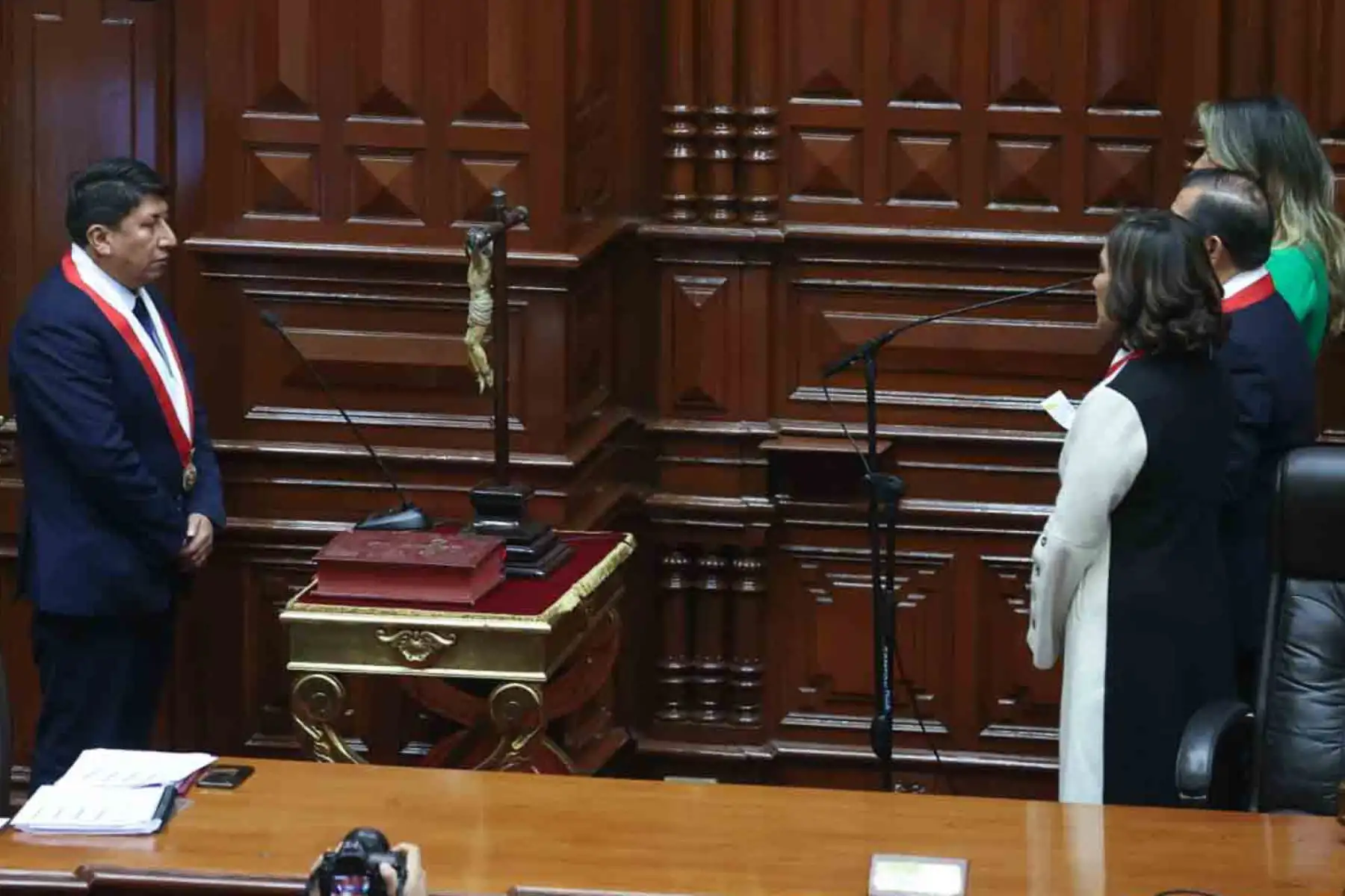 El congresista Eduardo Salhuana Cavides, de la bancada Alianza para el Progreso (APP), fue electo presidente del Parlamento durante el periodo anual de sesiones 2024-2025.
Salhuana lideró la lista N.° 1, integrada, ademas, por Patricia Juárez, en la primera vicepresidencia; Waldemar Cerrón, en la segunda vicepresidencia, y Alejandro Cavero, en la tercera vicepresidencia, obtuvo 95 votos. Foto: ANDINA/ Juan Carlos Guzmán