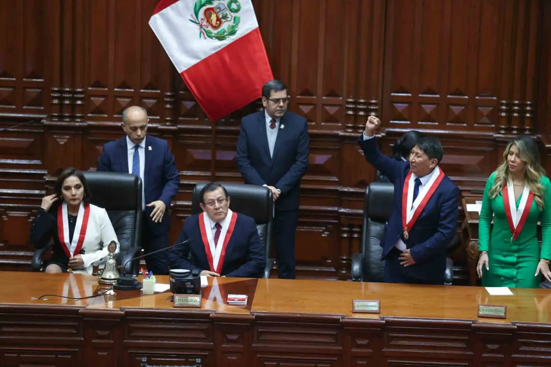 El congresista Eduardo Salhuana Cavides, de la bancada Alianza para el Progreso (APP), fue electo presidente del Parlamento durante el periodo anual de sesiones 2024-2025.
Salhuana lideró la lista N.° 1, integrada, ademas, por Patricia Juárez, en la primera vicepresidencia; Waldemar Cerrón, en la segunda vicepresidencia, y Alejandro Cavero, en la tercera vicepresidencia, obtuvo 95 votos. Foto: ANDINA/ Juan Carlos Guzmán