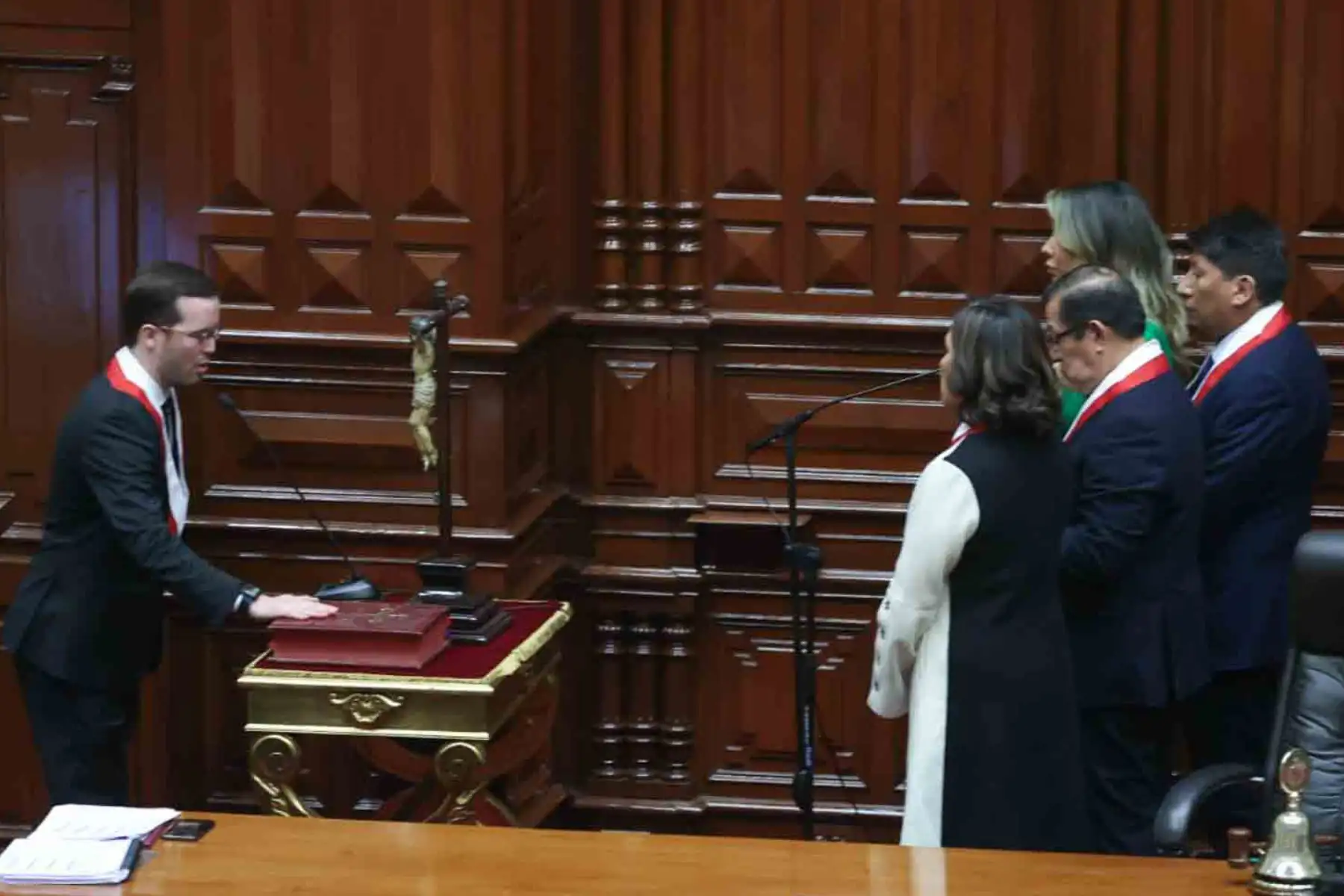 El congresista Eduardo Salhuana Cavides, de la bancada Alianza para el Progreso (APP), fue electo presidente del Parlamento durante el periodo anual de sesiones 2024-2025.
Salhuana lideró la lista N.° 1, integrada, ademas, por Patricia Juárez, en la primera vicepresidencia; Waldemar Cerrón, en la segunda vicepresidencia, y Alejandro Cavero, en la tercera vicepresidencia, obtuvo 95 votos. Foto: ANDINA/ Juan Carlos Guzmán