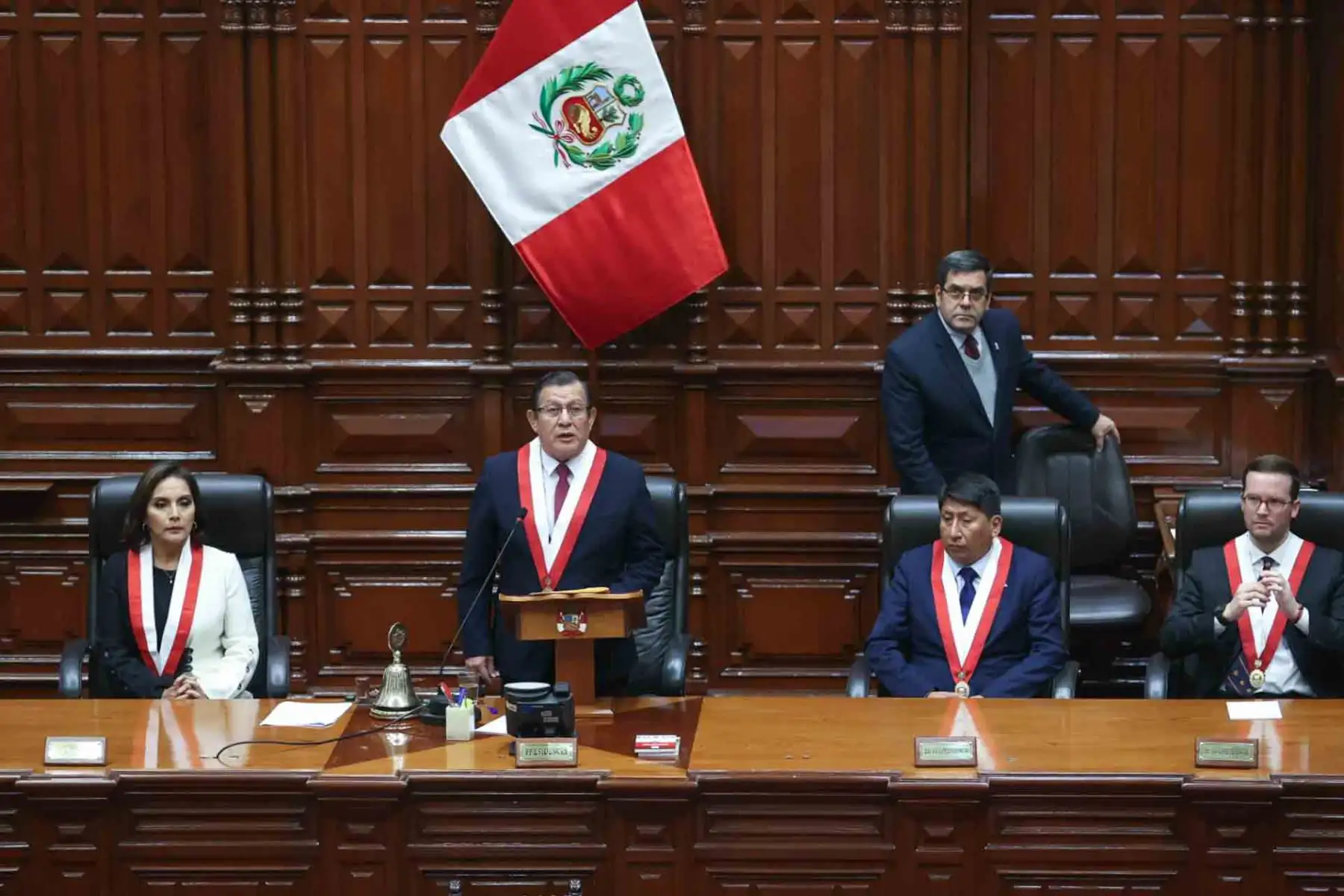 El congresista Eduardo Salhuana Cavides, de la bancada Alianza para el Progreso (APP), fue electo presidente del Parlamento durante el periodo anual de sesiones 2024-2025.
Salhuana lideró la lista N.° 1, integrada, ademas, por Patricia Juárez, en la primera vicepresidencia; Waldemar Cerrón, en la segunda vicepresidencia, y Alejandro Cavero, en la tercera vicepresidencia, obtuvo 95 votos. Foto: ANDINA/ Juan Carlos Guzmán