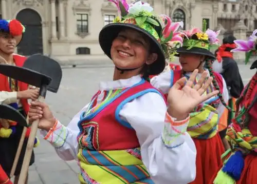 Mincul rinde homenaje a la patria.