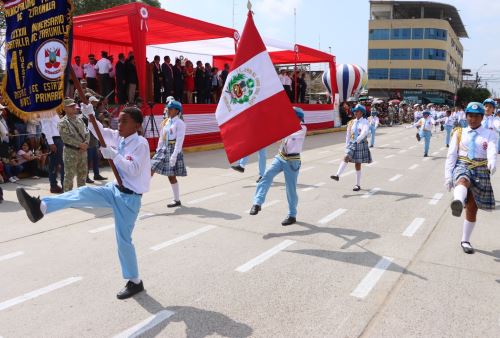 Un desfile escolar se desarrolló esta mañana en Tumbes como parte de los homenajes por el 203° aniversario de la Independencia de Perú.