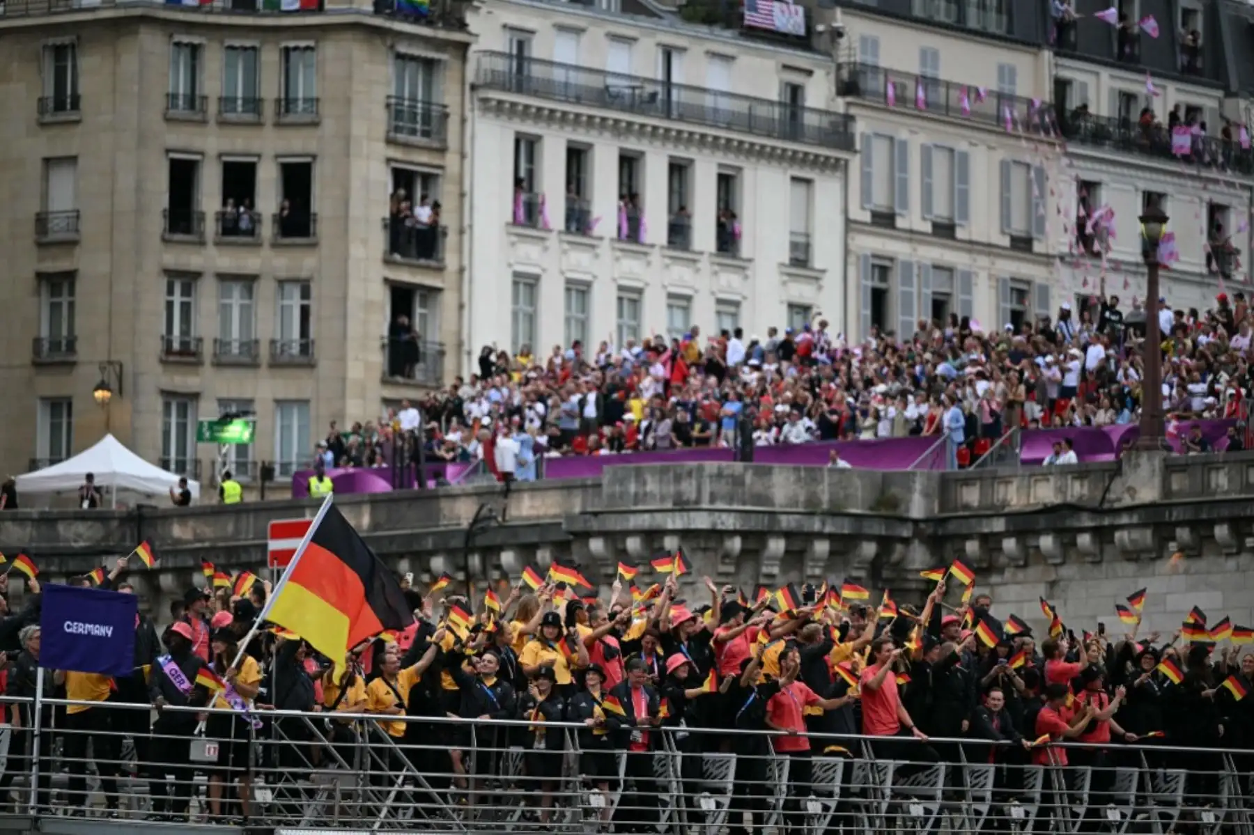 Los atletas de la delegación alemana navegan en un barco durante la ceremonia de inauguración de los Juegos Olímpicos de París 2024, el 26 de julio. Foto: AFP
