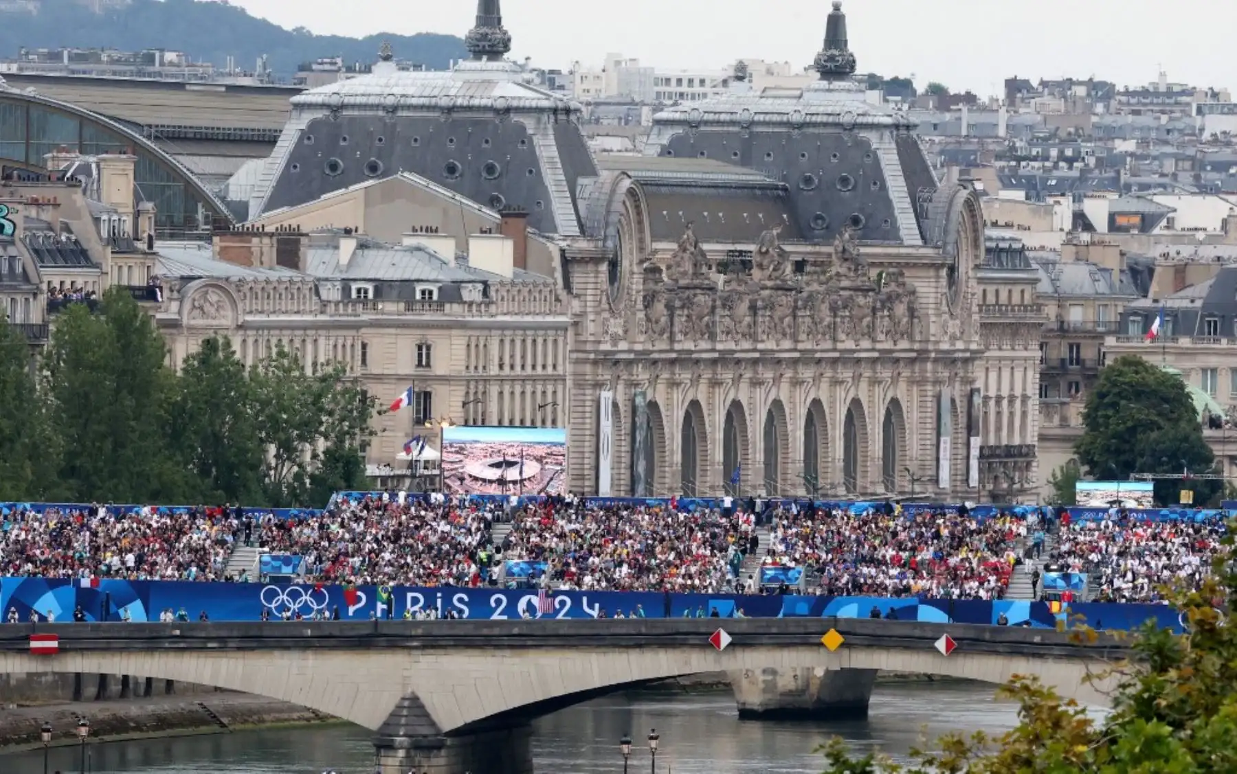 Público asistente a la ceremonia de inauguración de los Juegos Olímpicos de París 2024, el 26 de julio. Foto: AFP