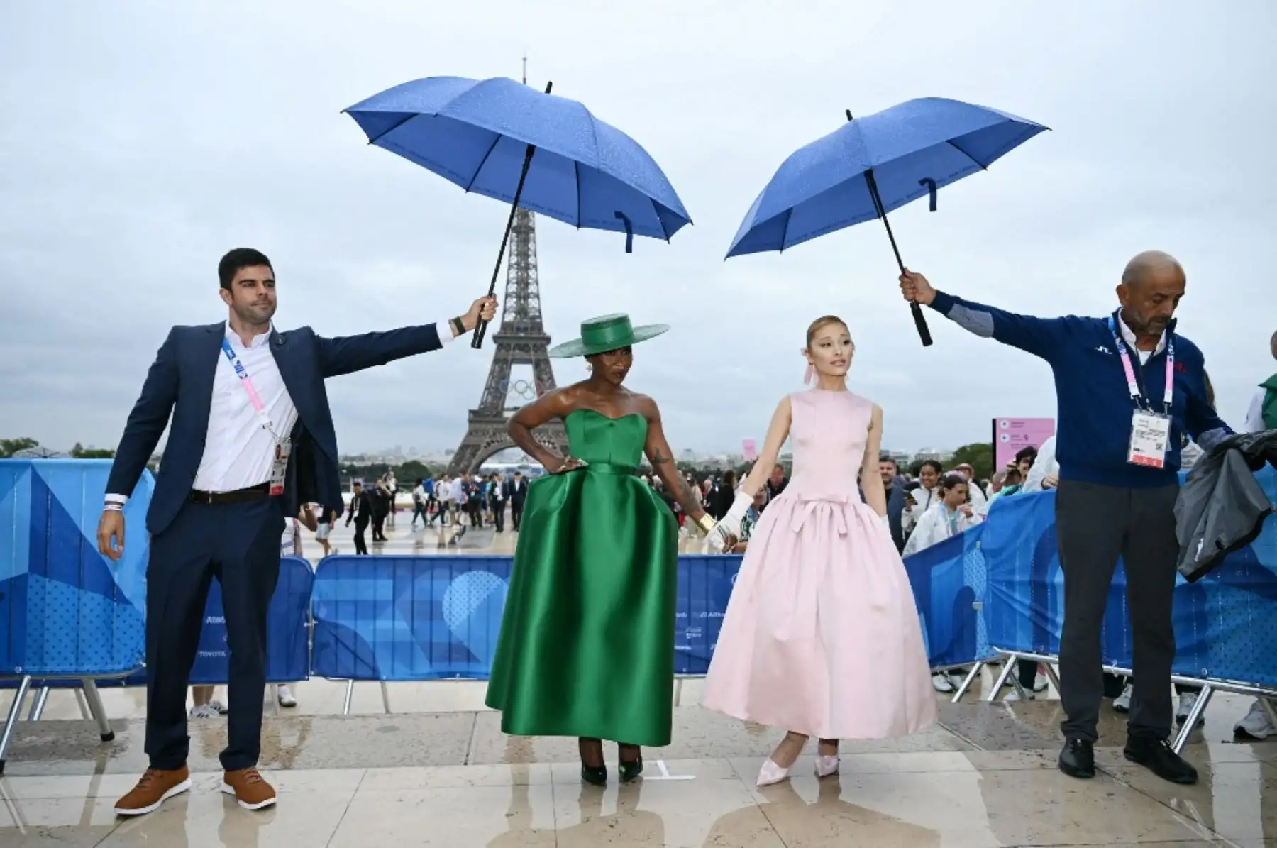 La actriz y cantante británica Cynthia Erivo  y la cantante estadounidense Ariana Grande llegan a la ceremonia de inauguración de los Juegos Olímpicos de París 2024, el 26 de julio, mientras se ve la Torre Eiffel al fondo. Foto: AFP