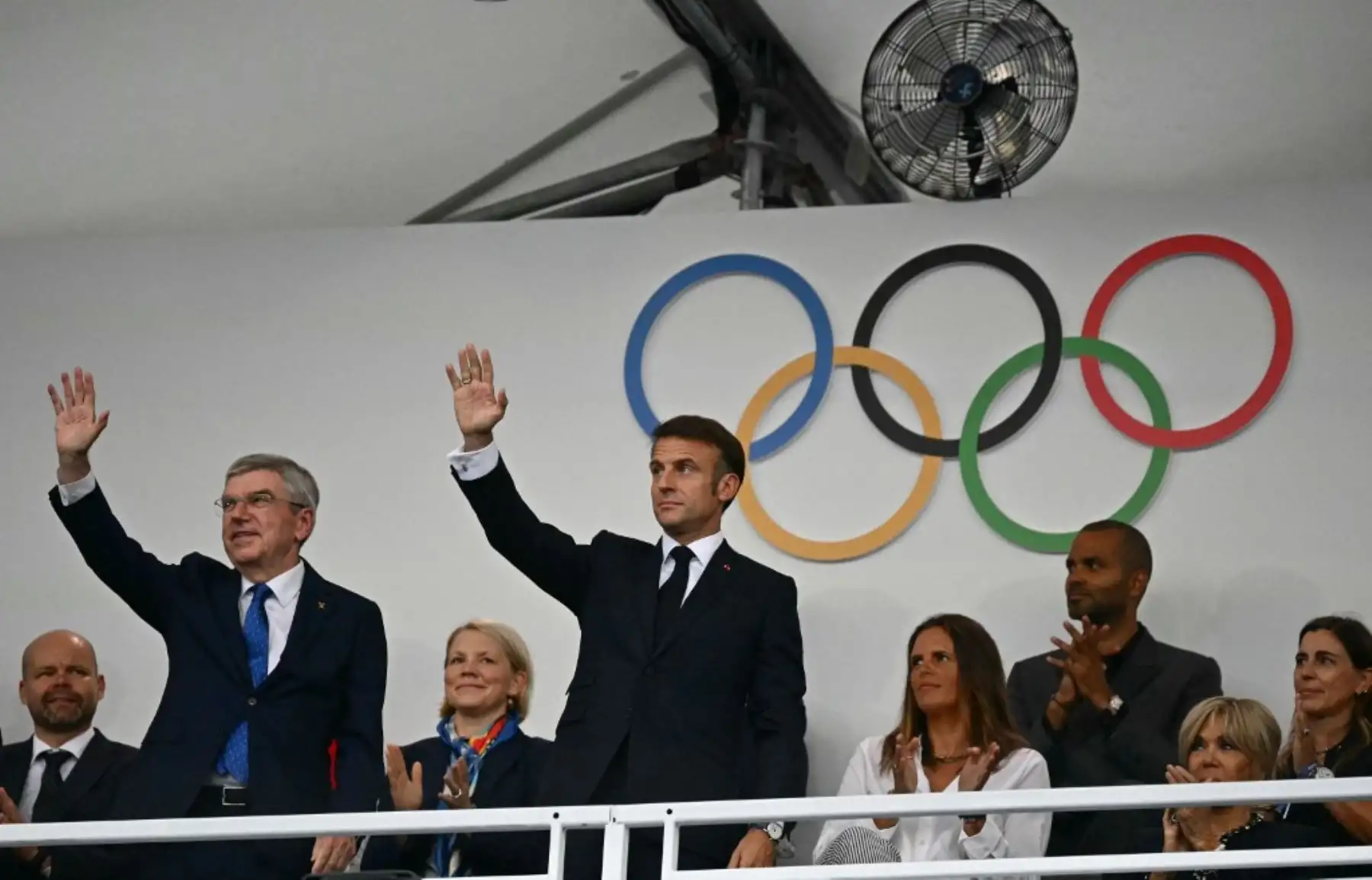 El presidente de Francia, Emmanuel Macron, y el presidente del Comité Olímpico Internacional (COI), Thomas Bach, saludan a su llegada para asistir a la ceremonia de inauguración de los Juegos Olímpicos de París 2024, el 26 de julio.  Foto: AFP