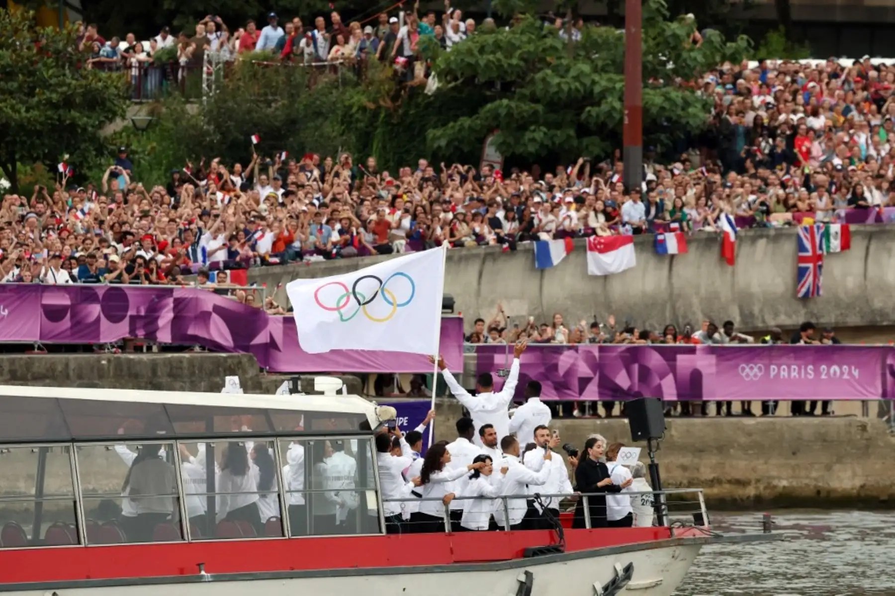Los atletas de la delegación del Equipo Olímpico de Refugiados navegan en un bote por el río Sena al inicio de la ceremonia de inauguración de los Juegos Olímpicos de París 2024, el 26 de julio. Foto: AFP