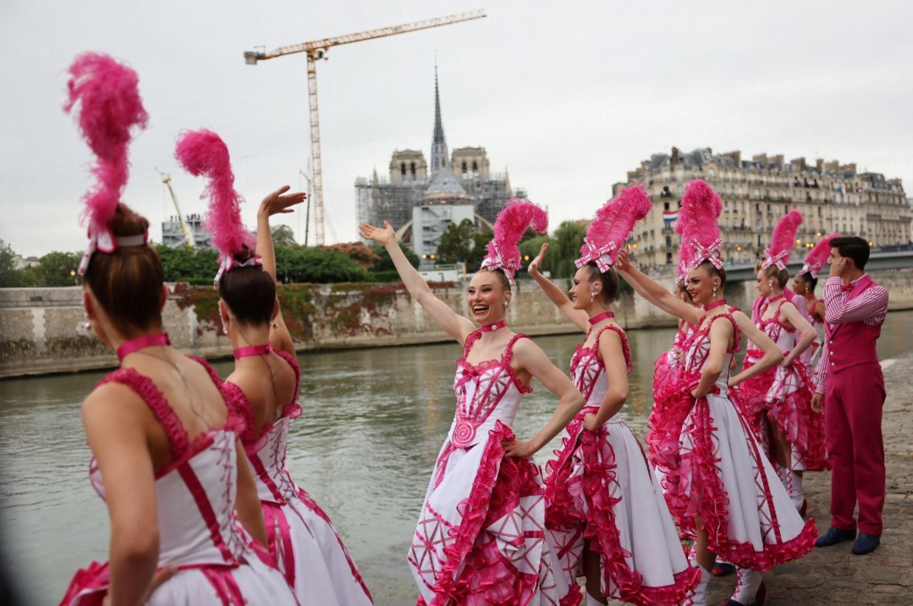 Actores en escena durante la ceremonia de inauguración de los Juegos Olímpicos de París 2024, el 26 de julio. Foto: AFP