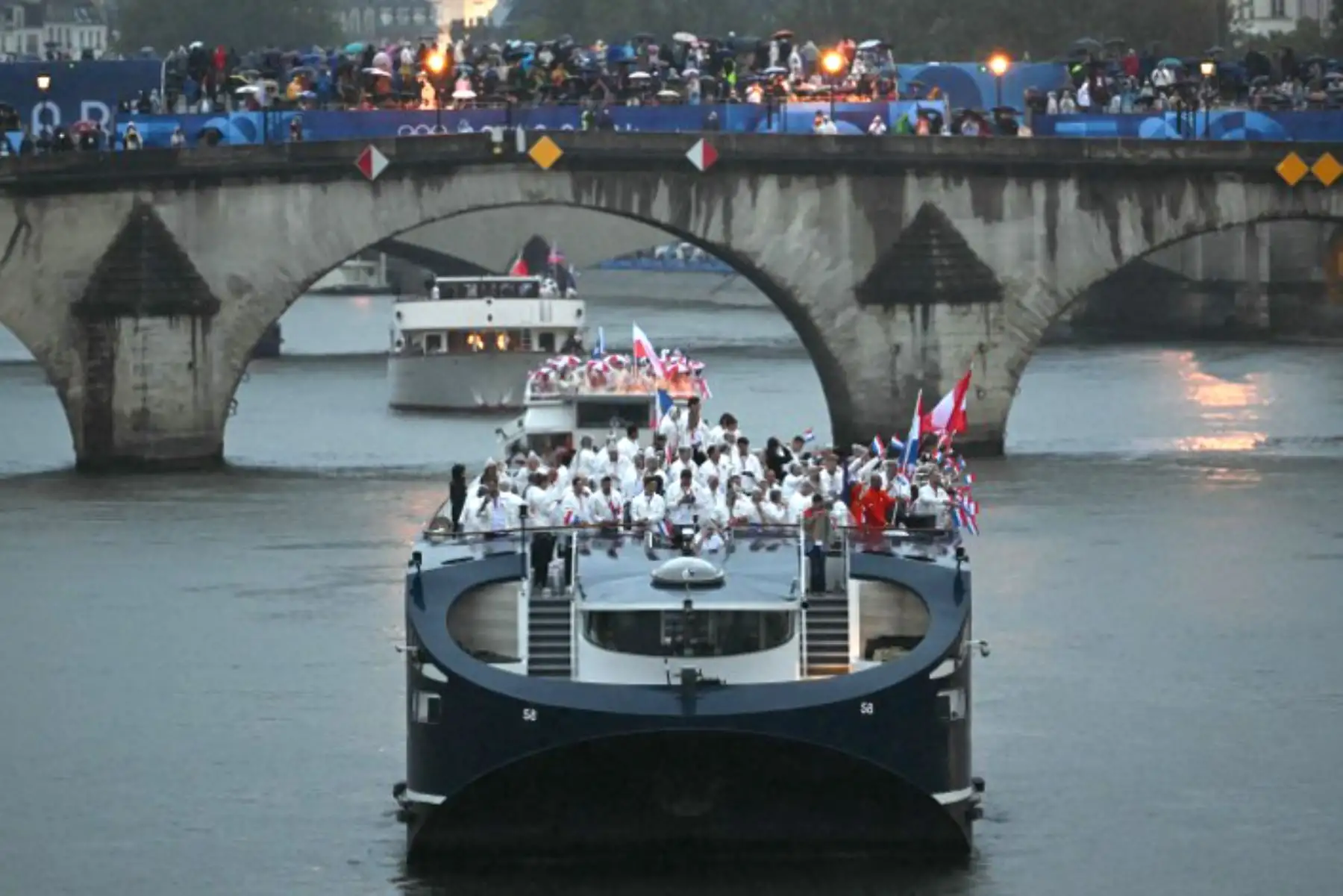 Atletas de Holanda y la delegación de Perú navegan en un barco a lo largo del río Sena durante la ceremonia de apertura de los Juegos Olímpicos de París 2024 en París el 26 de julio de 2024. Foto: AFP