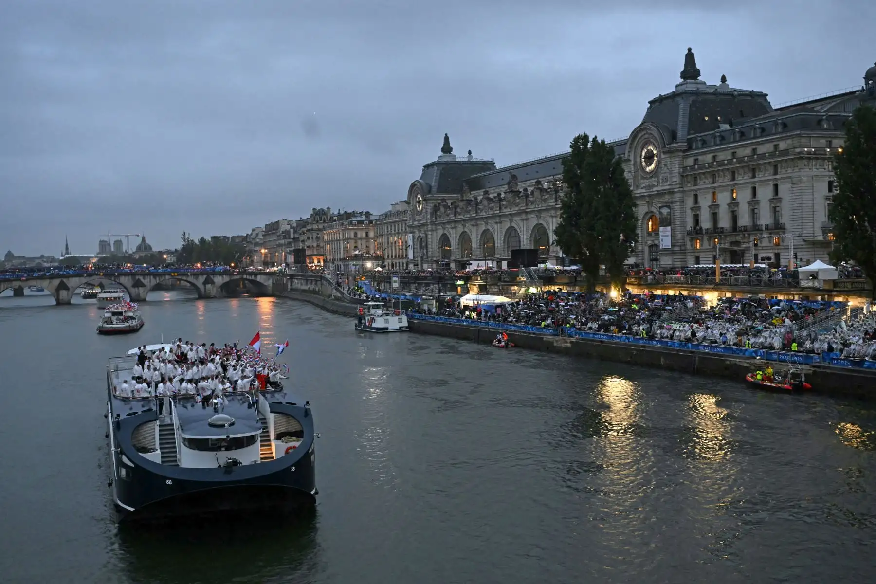 Atletas de Holanda y la delegación de Perú navegan en un barco a lo largo del río Sena durante la ceremonia de apertura de los Juegos Olímpicos de París 2024 en París el 26 de julio de 2024. Foto: AFP