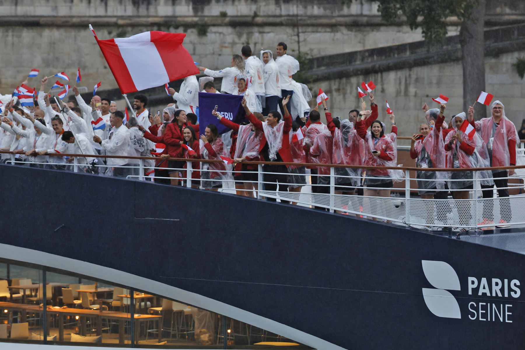 La selección de Perú desfila por el río Sena, durante la ceremonia de inauguración de los Juegos Olímpicos de París 2024, este viernes en la capital francesa. Foto: EFE