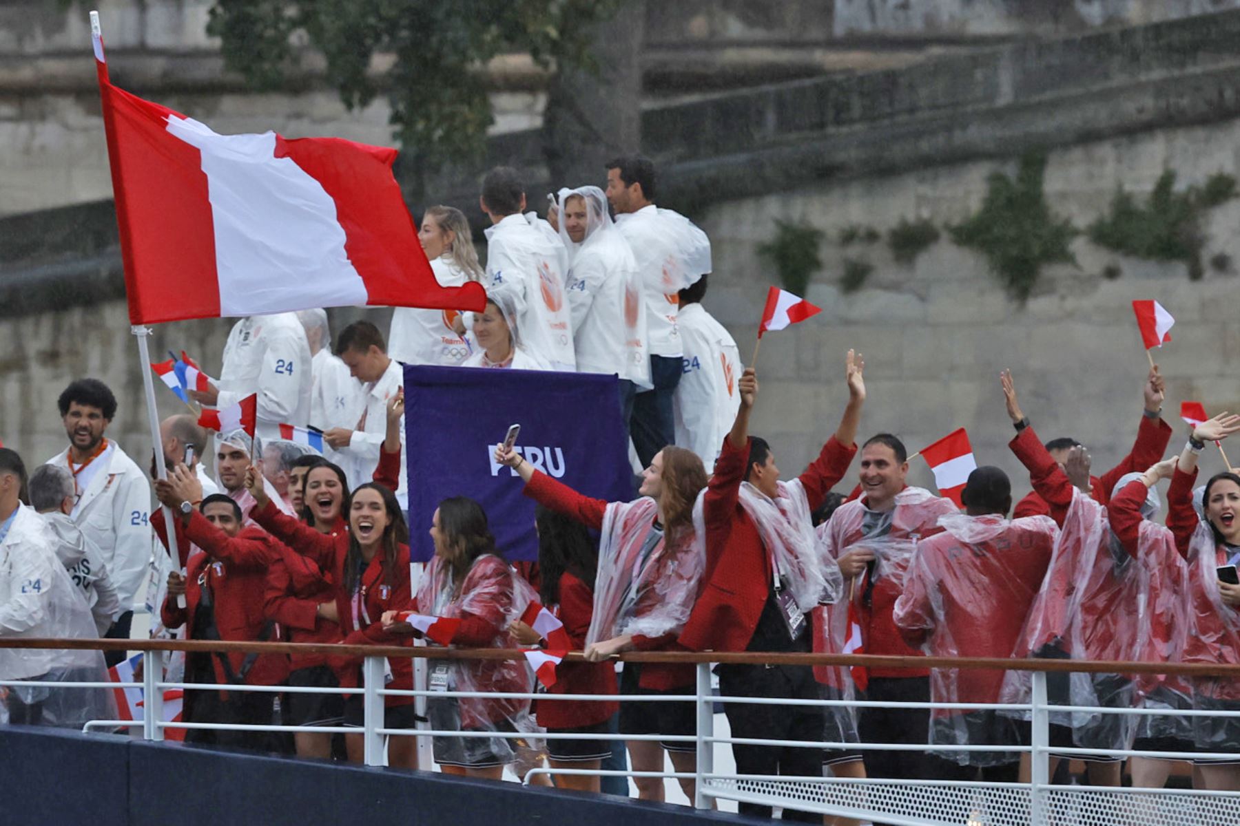 La selección de Perú desfila por el río Sena, durante la ceremonia de inauguración de los Juegos Olímpicos de París 2024, este viernes en la capital francesa. Foto: EFE