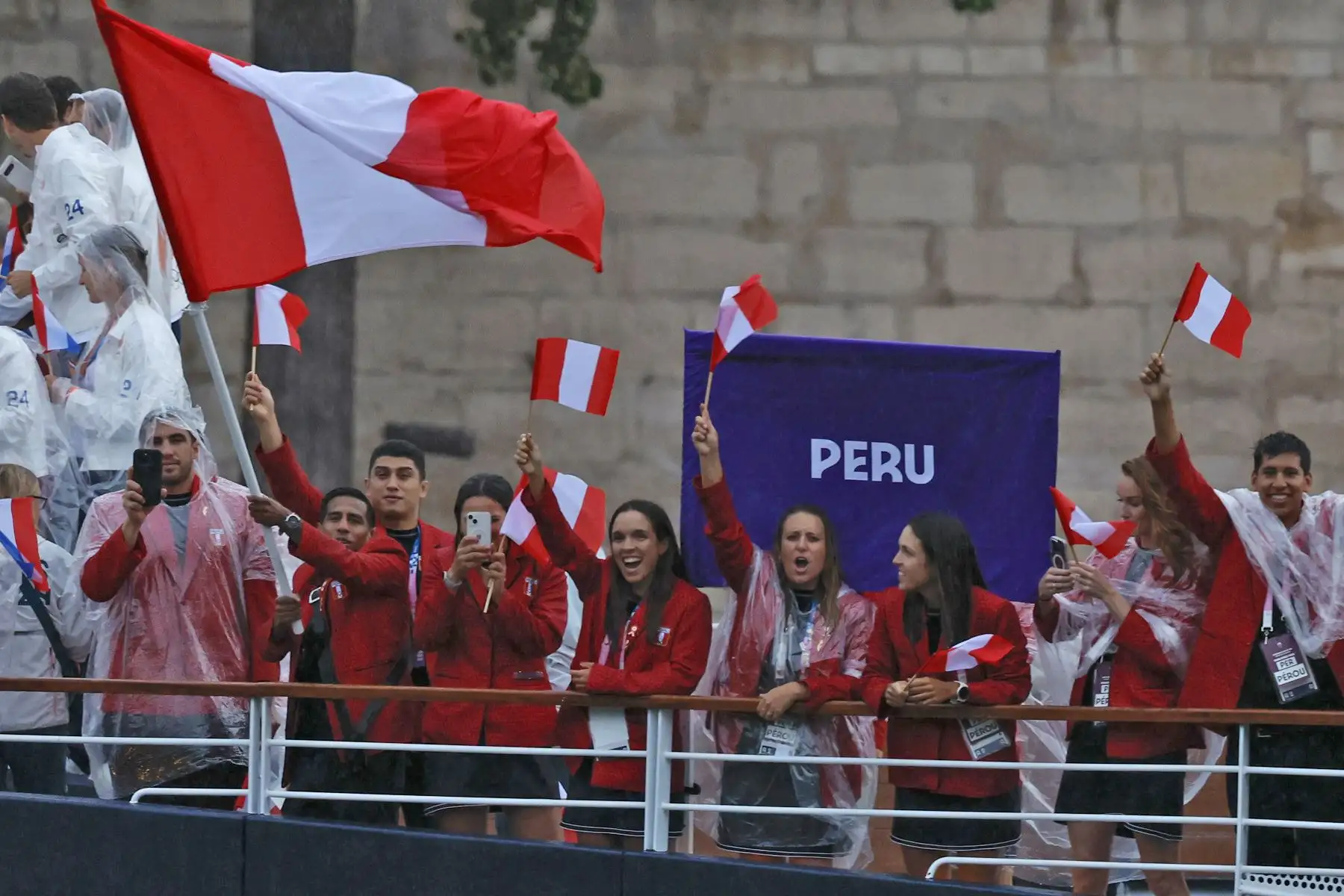 La selección de Perú desfila por el río Sena, durante la ceremonia de inauguración de los Juegos Olímpicos de París 2024, este viernes en la capital francesa. Foto: EFE