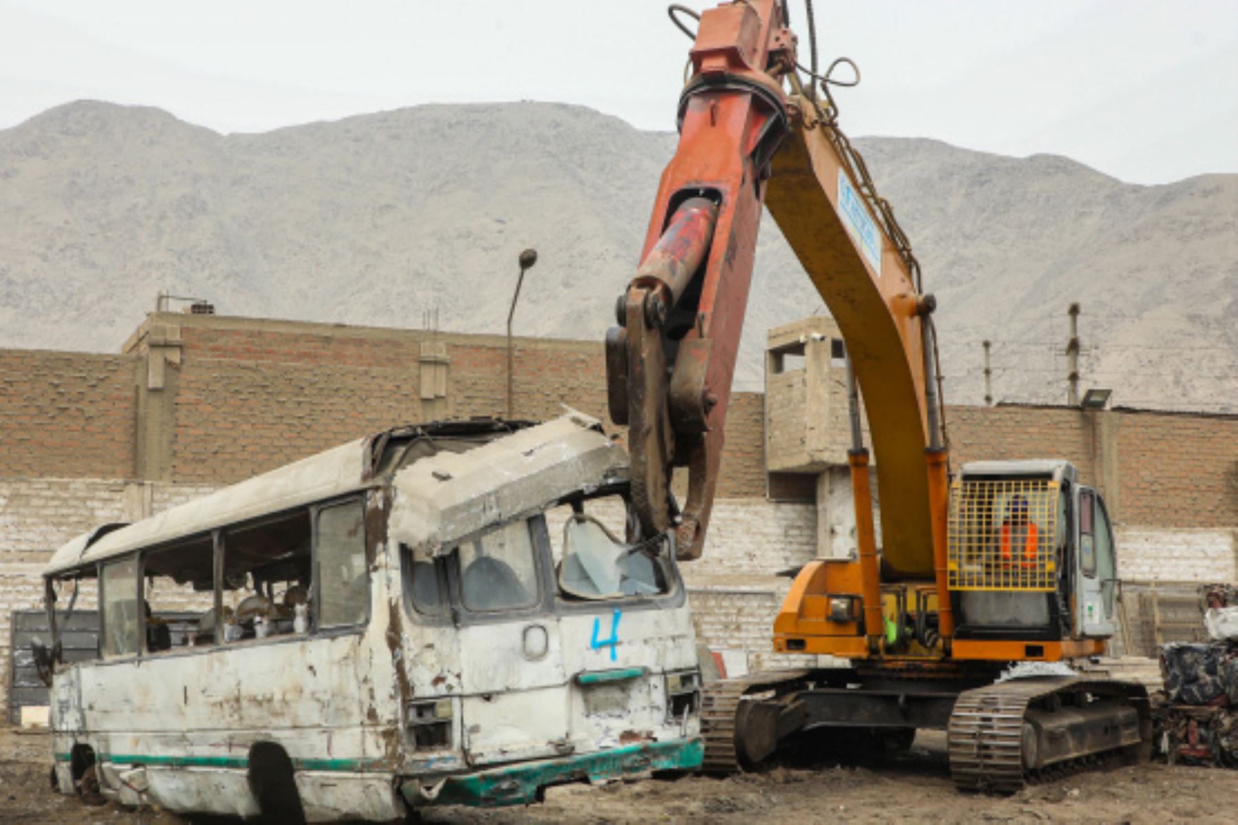 El fomento del chatarreo vehicular es una iniciativa que contribuye a lograr el cambio de la matriz energética del servicio de transporte público en el Perú, acción de política necesaria para reducir la contaminación local. Foto: ANDINA/Difusión