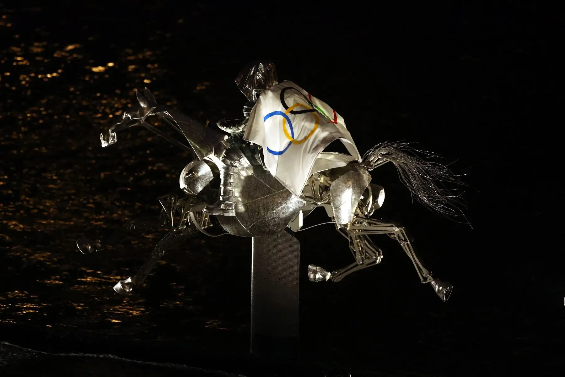 La amazona, que lleva la bandera del Comité Olímpico Internacional (COI), es vista en un caballo de metal en el río Sena durante la ceremonia de apertura de los Juegos Olímpicos París 2024 el 26 de julio en Francia. Foto: AFP