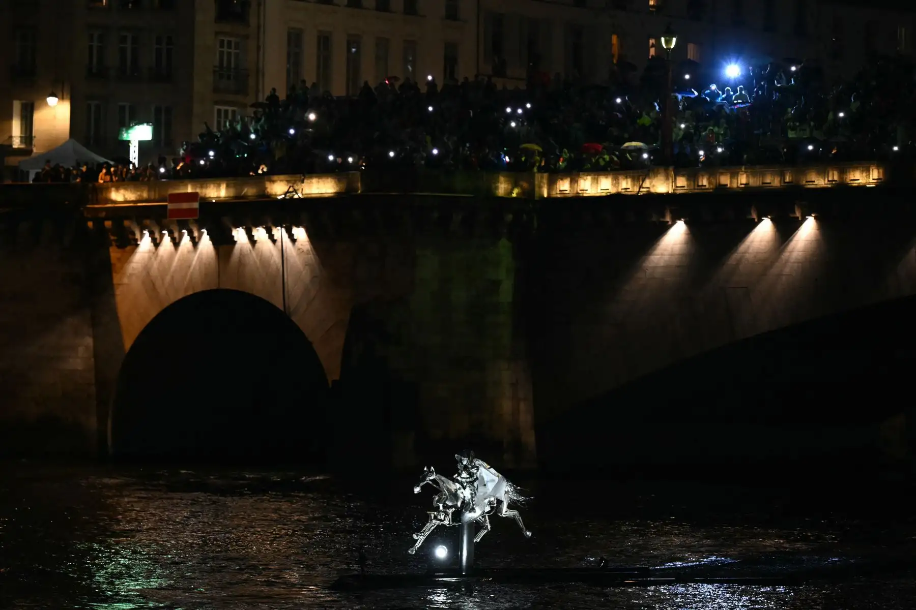 Floriane Issert, suboficial de la Gendarmería Nacional, monta un caballo de metal por el río Sena, durante la ceremonia de apertura de los Juegos Olímpicos de París 2024 el 26 de julio en Francia. Foto: AFP